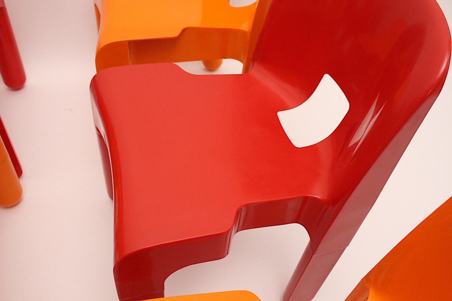 Plastique Six chaises de salle à manger en plastique rouge et orange de style Pop Art de l'ère spatiale de Joe Colombo, Italie en vente