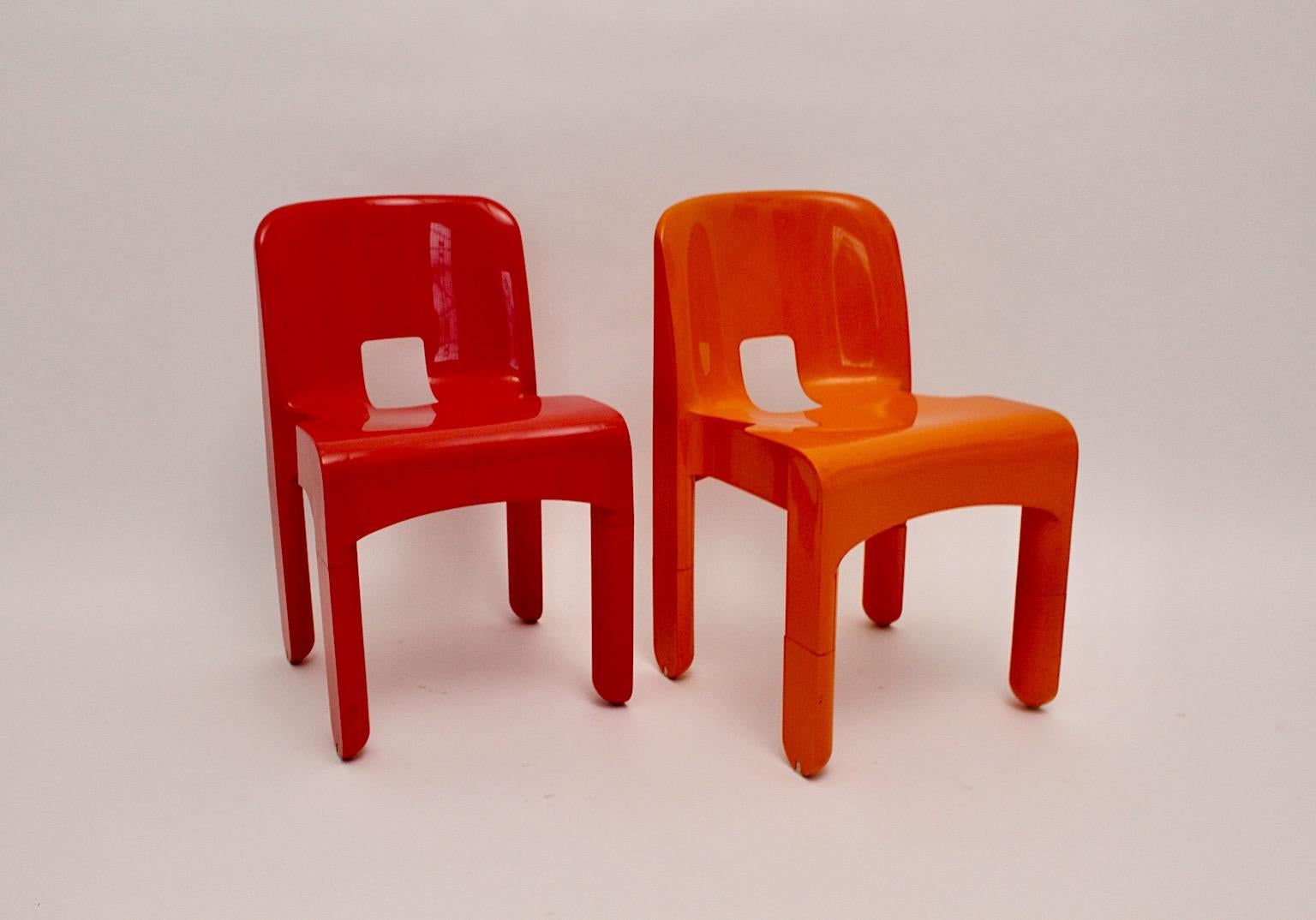 Six chaises de salle à manger en plastique rouge et orange de style Pop Art de l'ère spatiale de Joe Colombo, Italie en vente 1