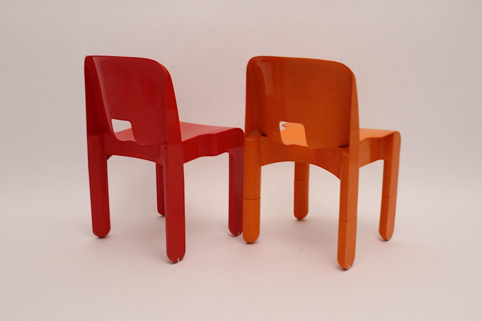 Six chaises de salle à manger en plastique rouge et orange de style Pop Art de l'ère spatiale de Joe Colombo, Italie en vente 2