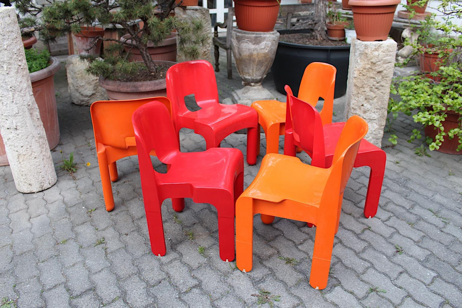 Six chaises de salle à manger en plastique rouge et orange de style Pop Art de l'ère spatiale de Joe Colombo, Italie en vente 3
