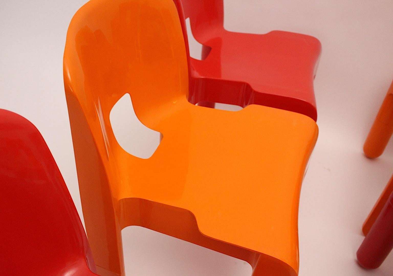Six chaises de salle à manger en plastique rouge et orange de style Pop Art de l'ère spatiale de Joe Colombo, Italie en vente 5