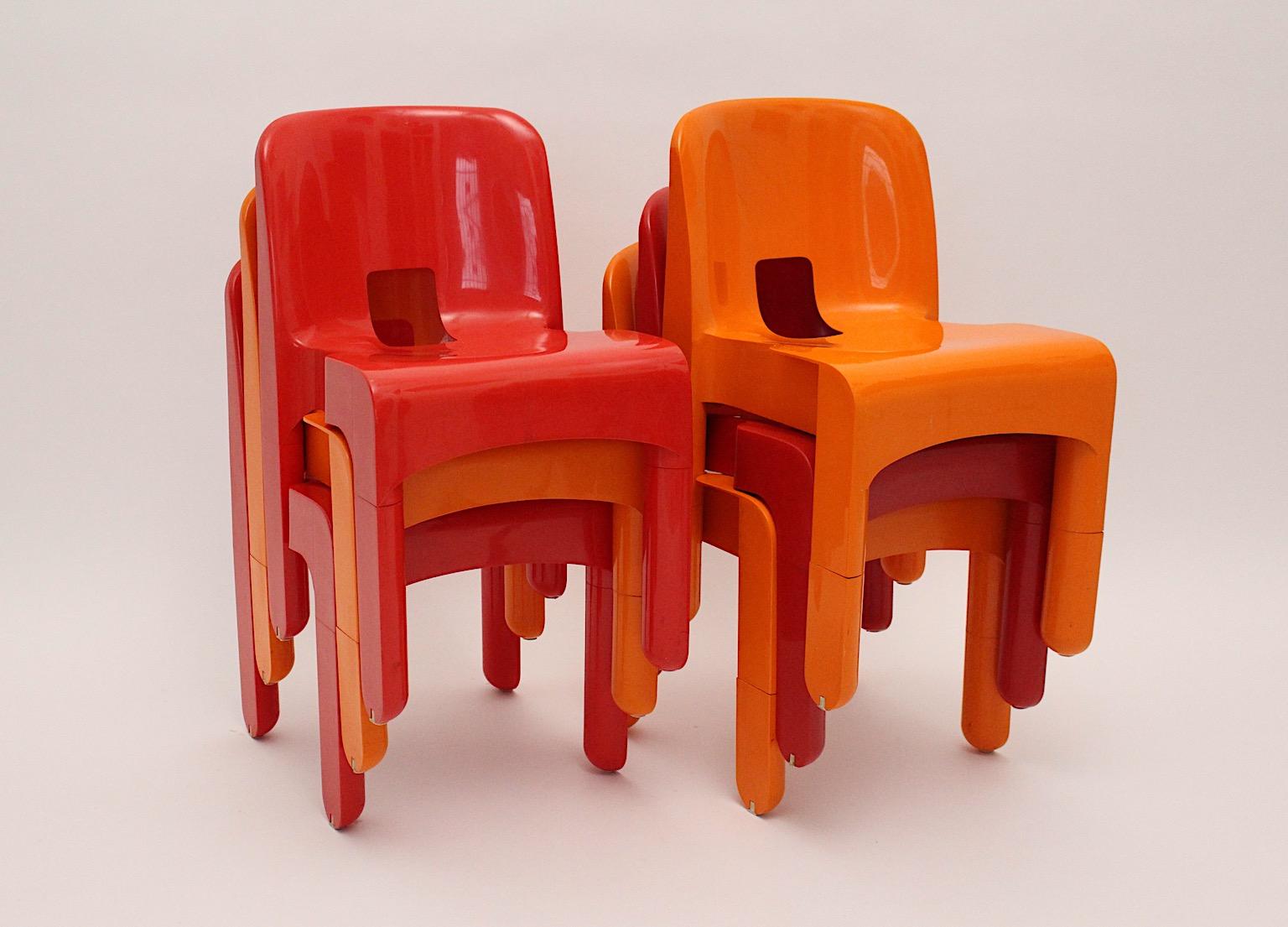 Ère spatiale Six chaises de salle à manger en plastique rouge et orange de style Pop Art de l'ère spatiale de Joe Colombo, Italie en vente