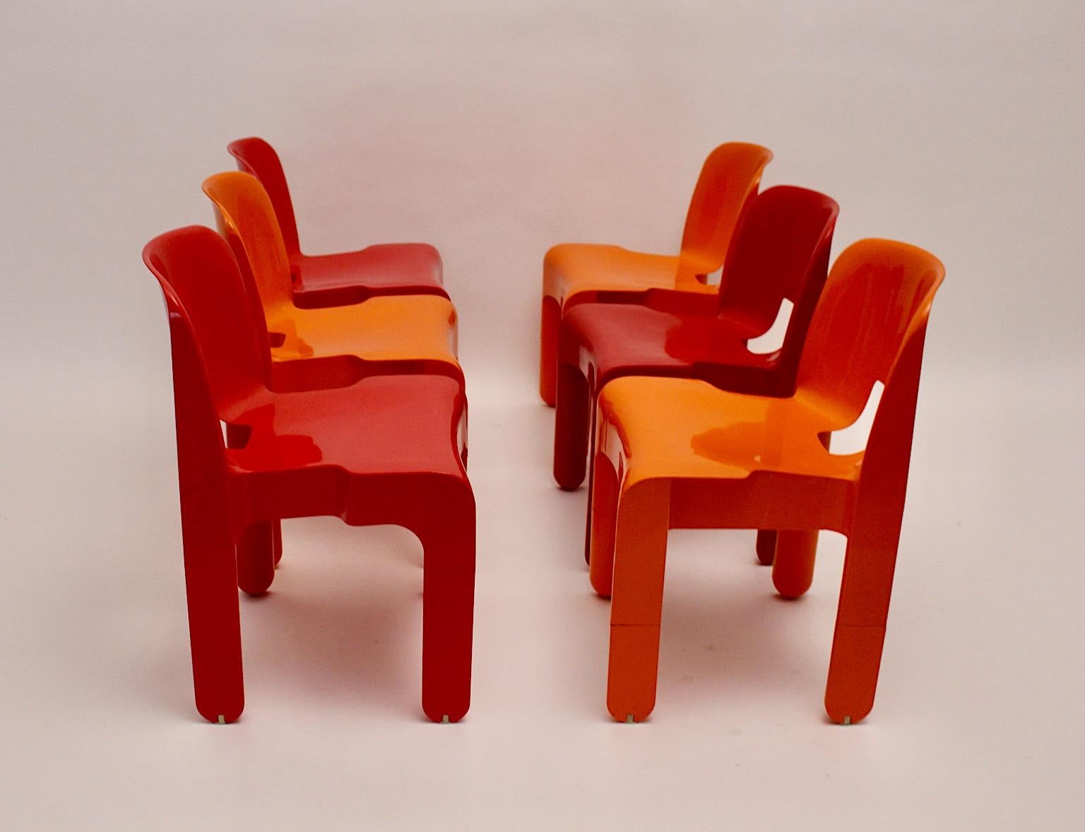 Milieu du XXe siècle Six chaises de salle à manger en plastique rouge et orange de style Pop Art de l'ère spatiale de Joe Colombo, Italie en vente