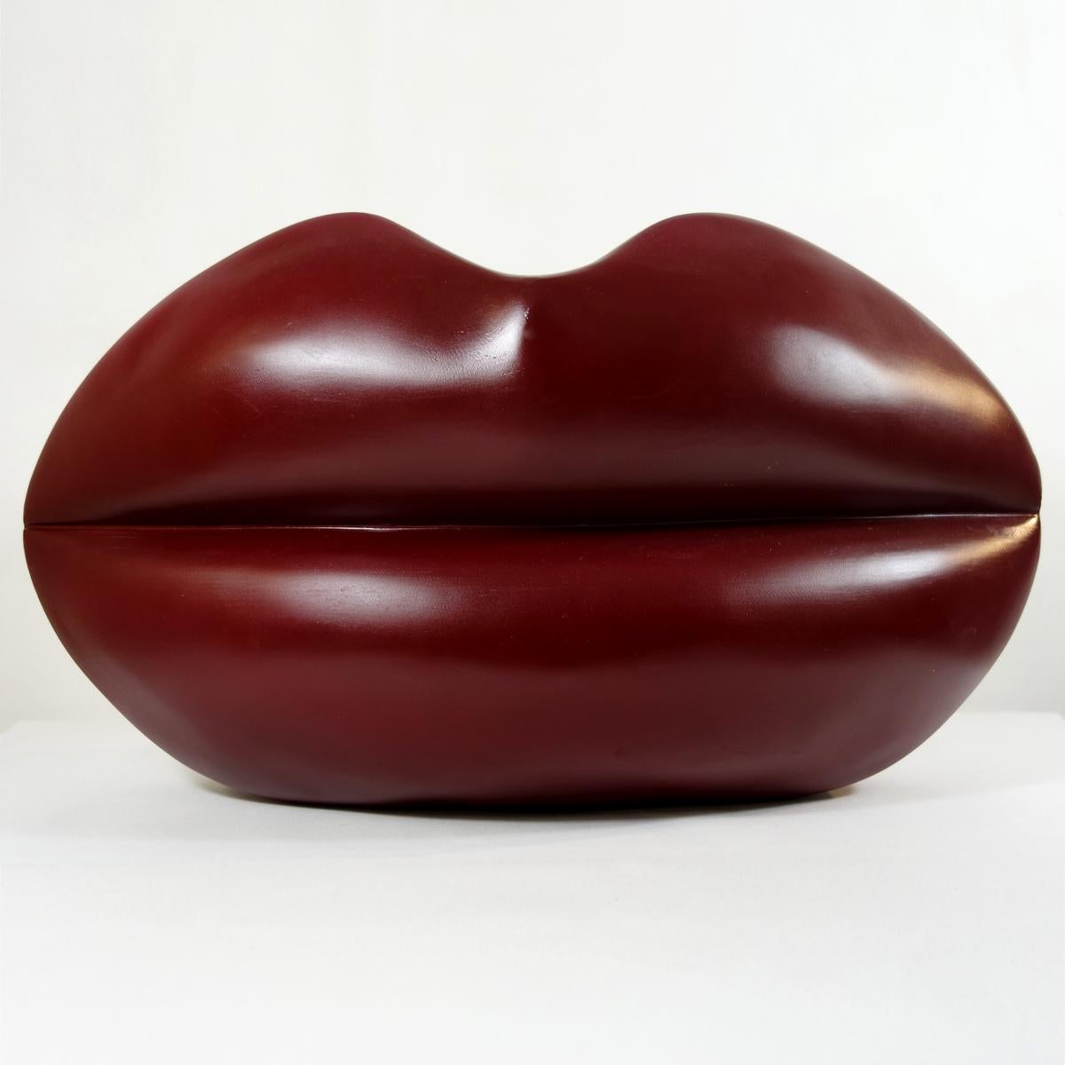 This huge mouth made of fiberglass in a deep red color clearly comes from the era of pop art, a movement that emerged in the United Kingdom and United States in the late 1950s. A high fun factor was one of the main characteristics of the period.