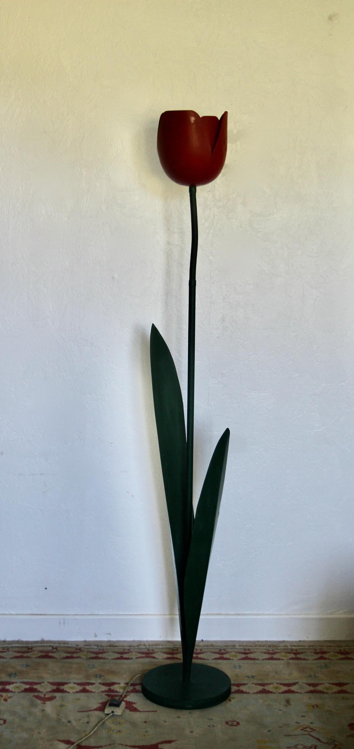 Pour les collectionneurs, les amateurs de design et les passionnés de pop art, nous proposons ce très rare lampadaire tulipe stylisé. Il est entièrement fait de métal peint et les couleurs le rendent très vivant et moderne. Le col de cygne situé