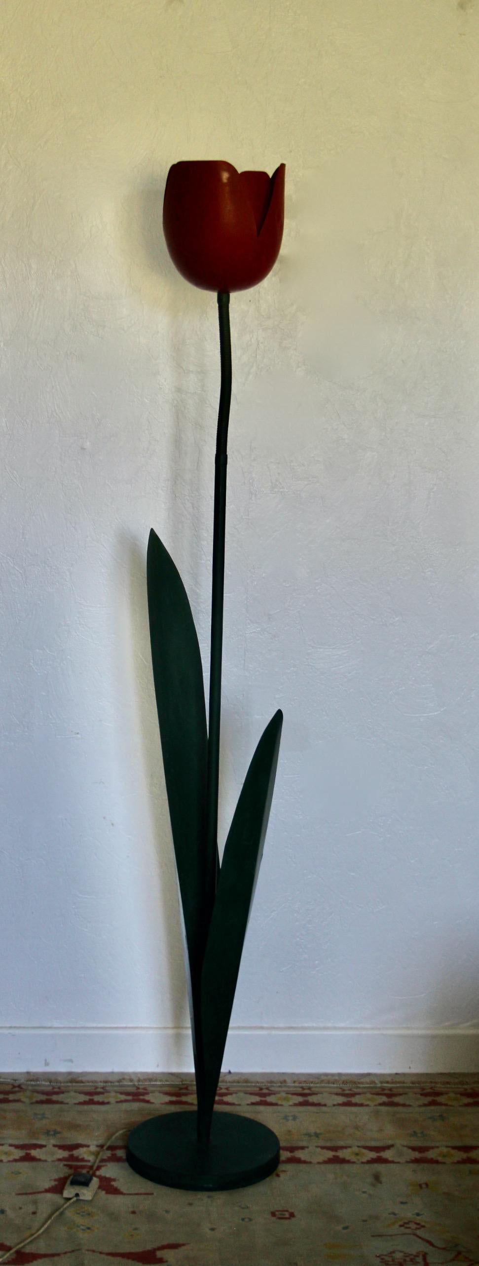 Anglais Lampadaire Tulipe Pop Art en métal peint en vert et rouge par Peter Bliss 1980 en vente
