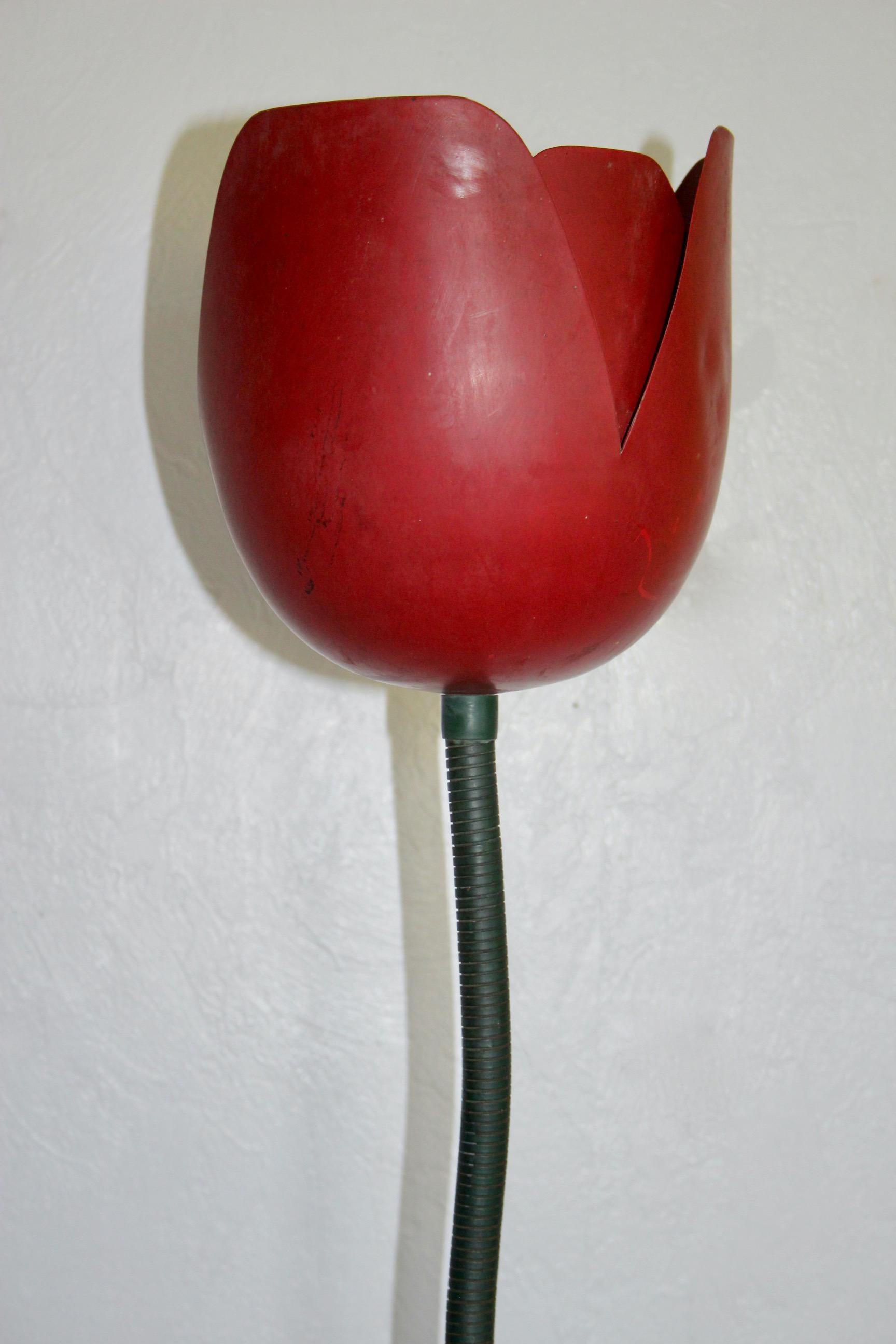 Lampadaire Tulipe Pop Art en métal peint en vert et rouge par Peter Bliss 1980 Bon état - En vente à grand Lancy, CH