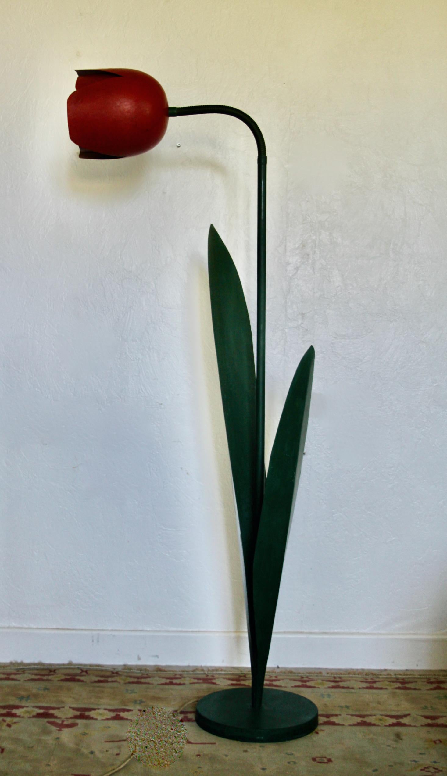 Métal Lampadaire Tulipe Pop Art en métal peint en vert et rouge par Peter Bliss 1980 en vente