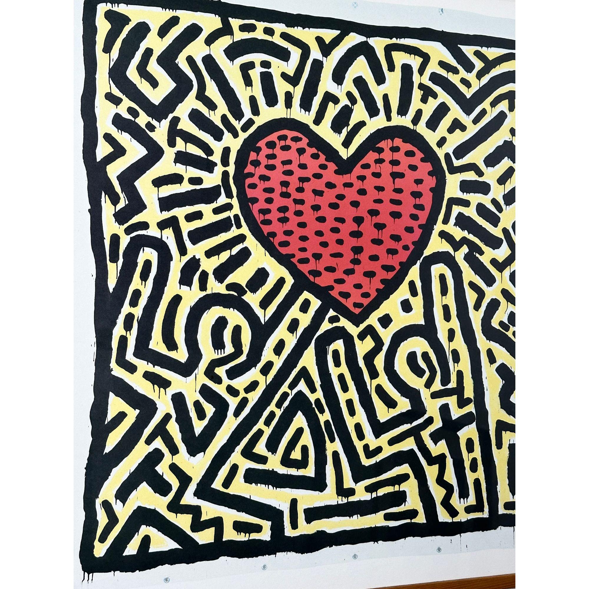 Abstrakter gerahmter Druck mit zwei Figuren und Herz von Keith Haring, Pop Art 1982 (Moderne der Mitte des Jahrhunderts) im Angebot