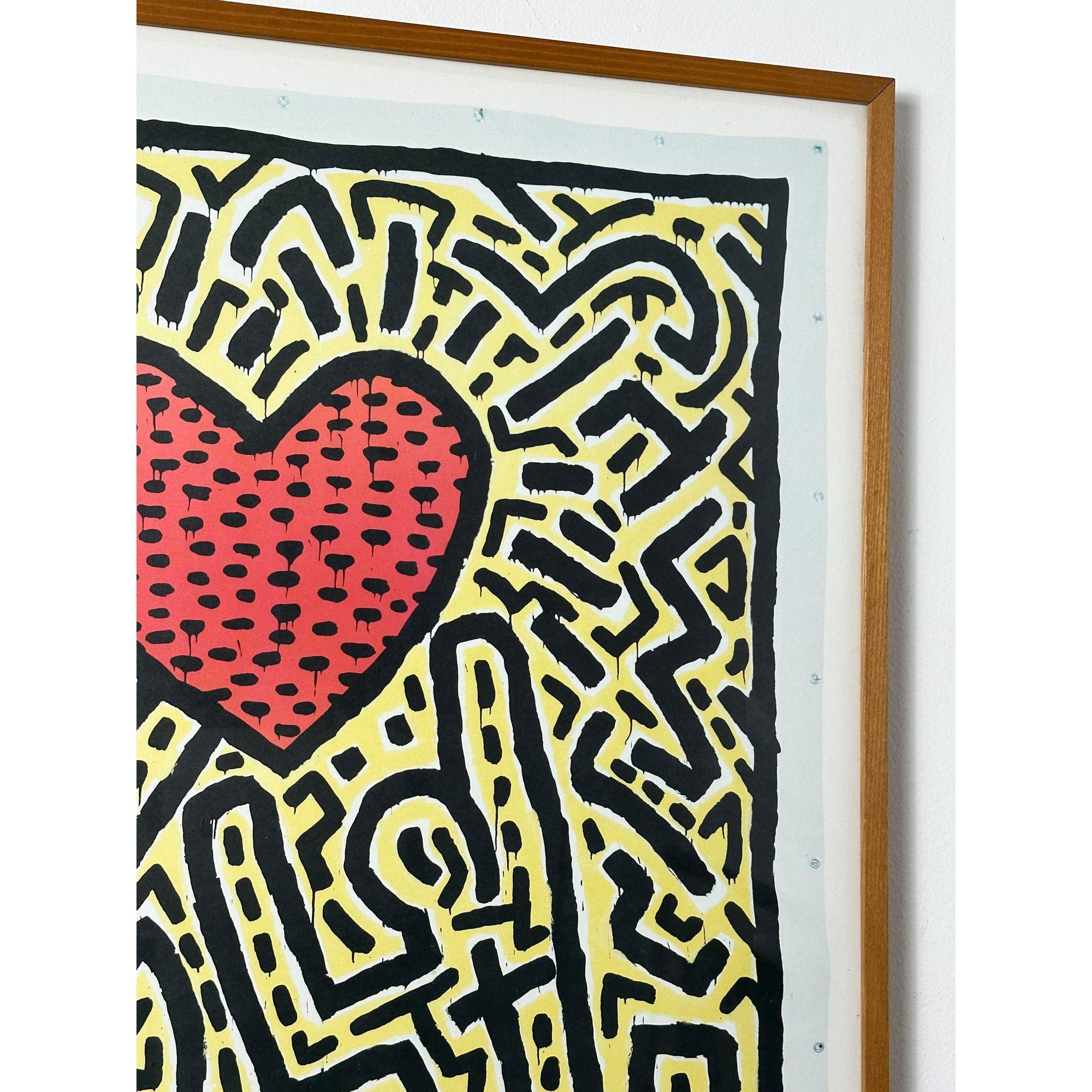 Abstrakter gerahmter Druck mit zwei Figuren und Herz von Keith Haring, Pop Art 1982 (20. Jahrhundert) im Angebot