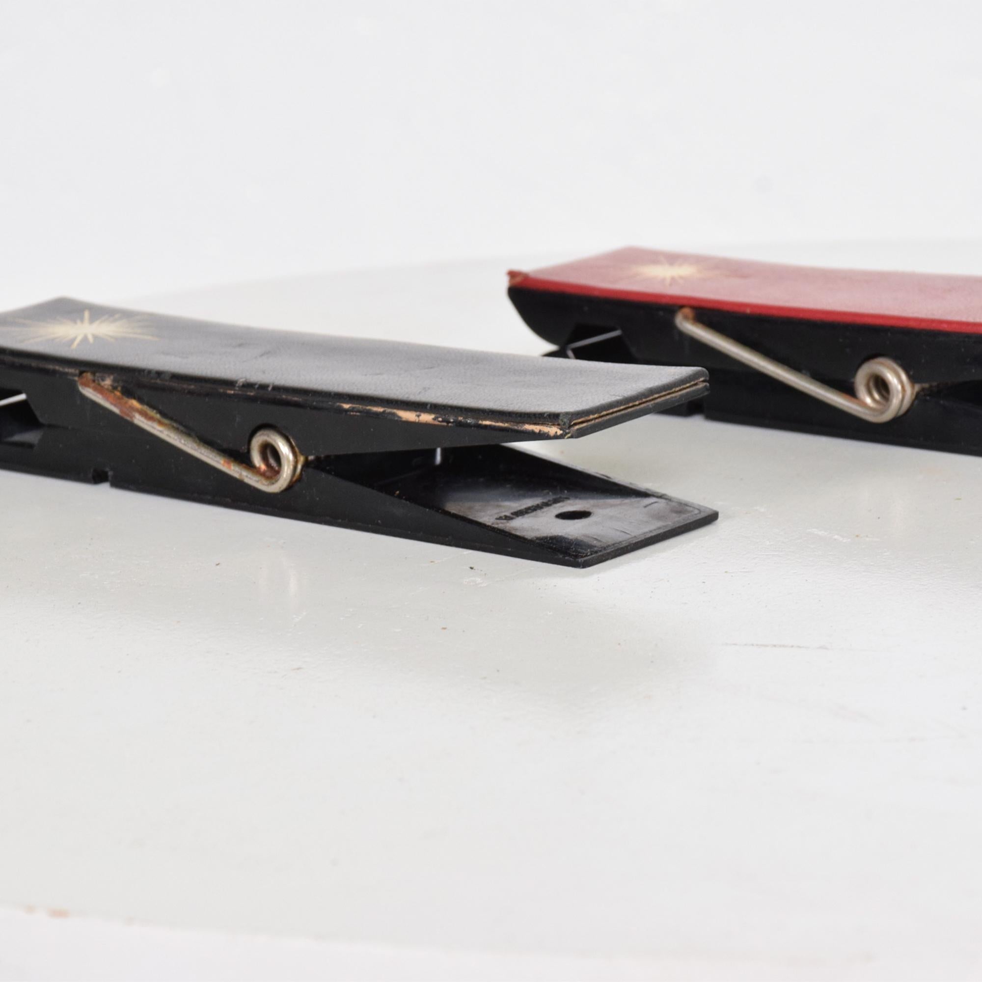 Pop art midcentury oversized paper memo clips clothespins in leather and plastic.
Red and black selling as a pair.
Germany 1950s. In the manner of Carl Auböck design.
Measures: 1