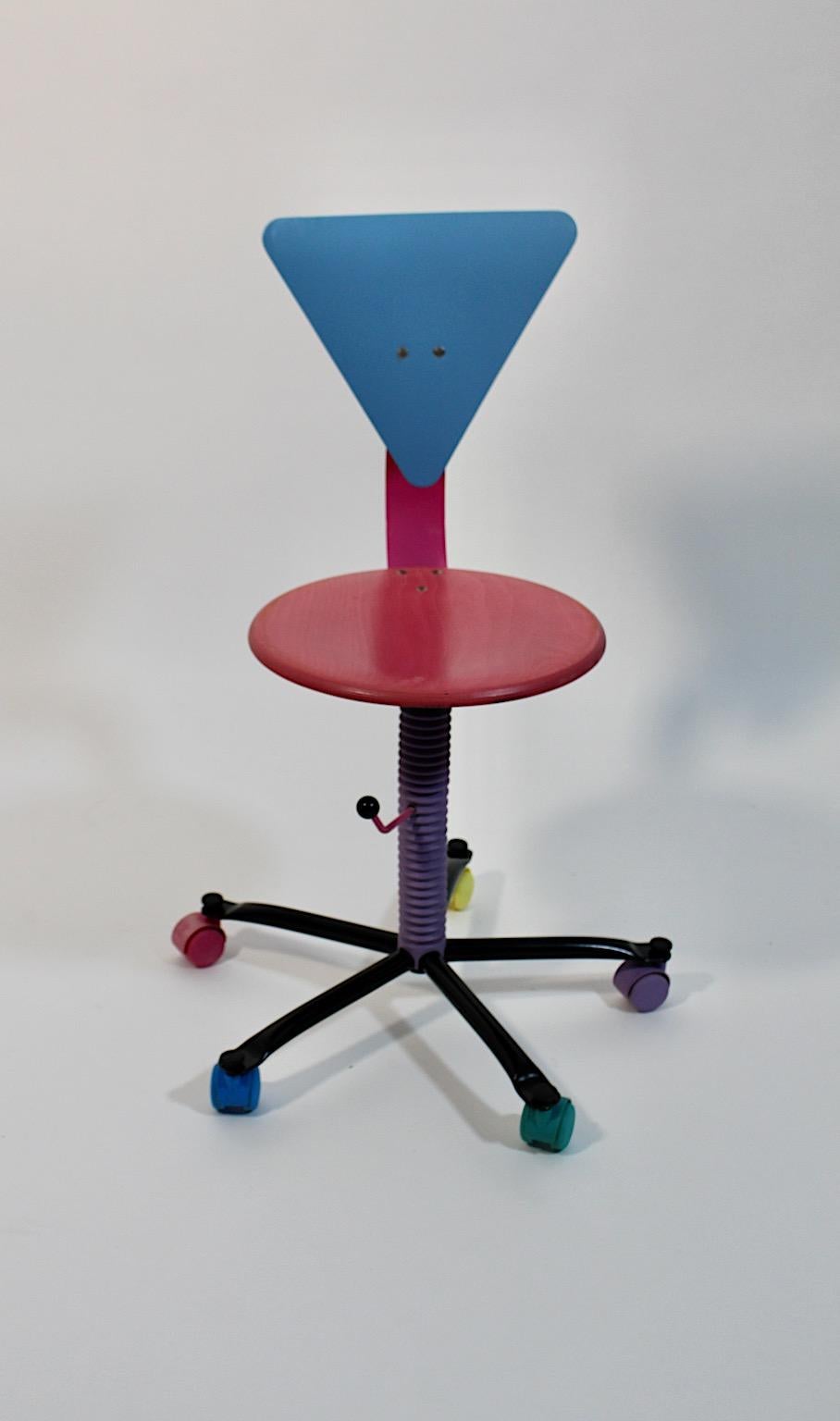 Pop Art Büro-Schreibtischstuhl aus rosa-blauem Holz und Metall, 1980er Jahre (Europäisch) im Angebot