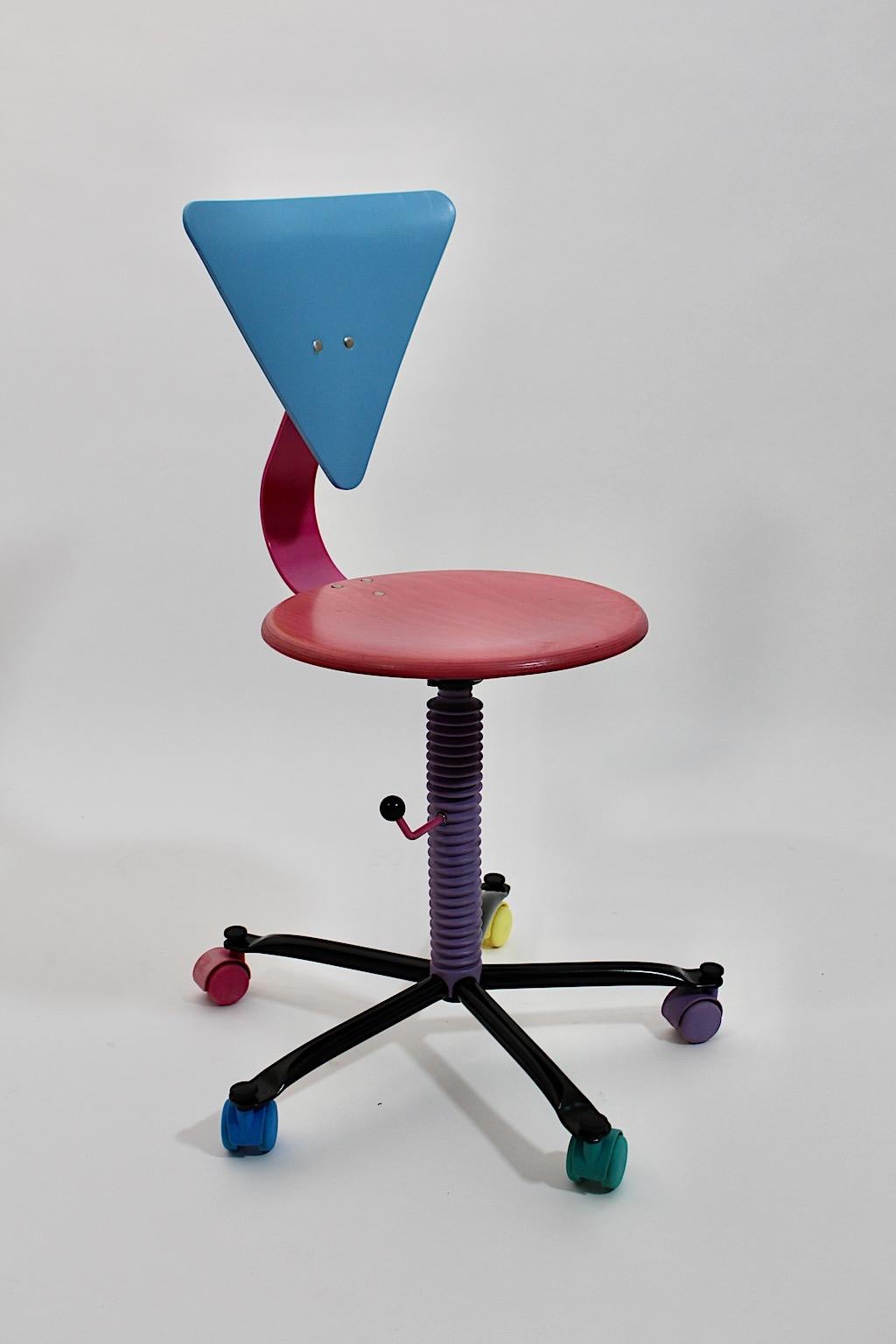 Pop Art Büro-Schreibtischstuhl aus rosa-blauem Holz und Metall, 1980er Jahre im Angebot 2