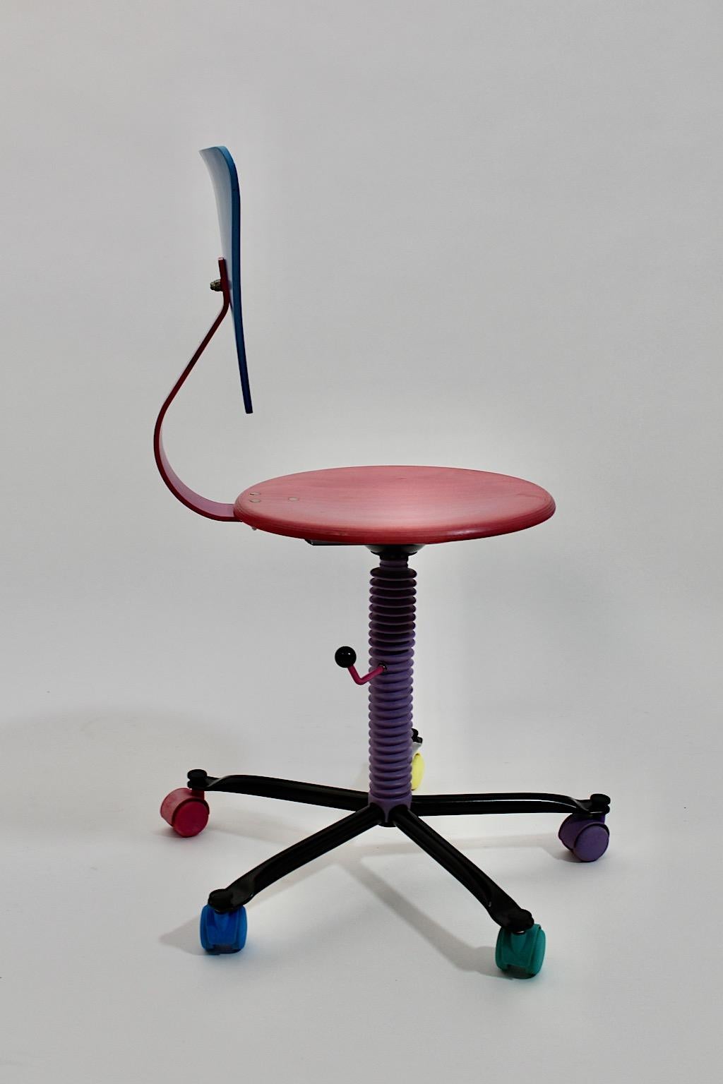 Pop Art Büro-Schreibtischstuhl aus rosa-blauem Holz und Metall, 1980er Jahre im Angebot 3