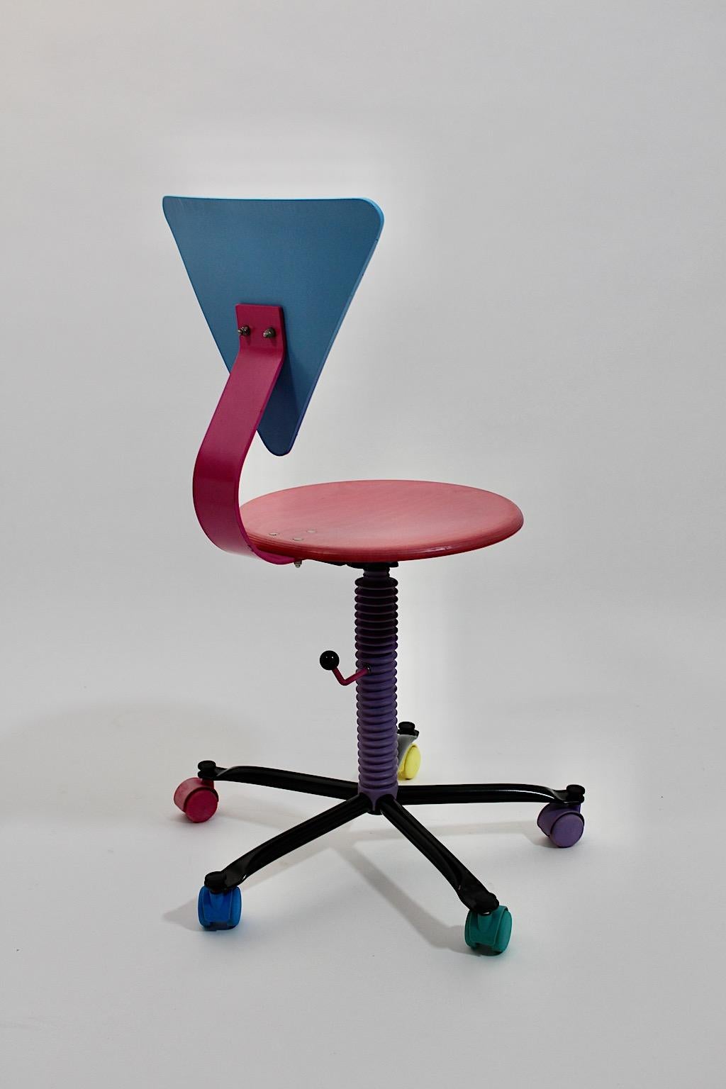 Pop Art Büro-Schreibtischstuhl aus rosa-blauem Holz und Metall, 1980er Jahre im Angebot 4