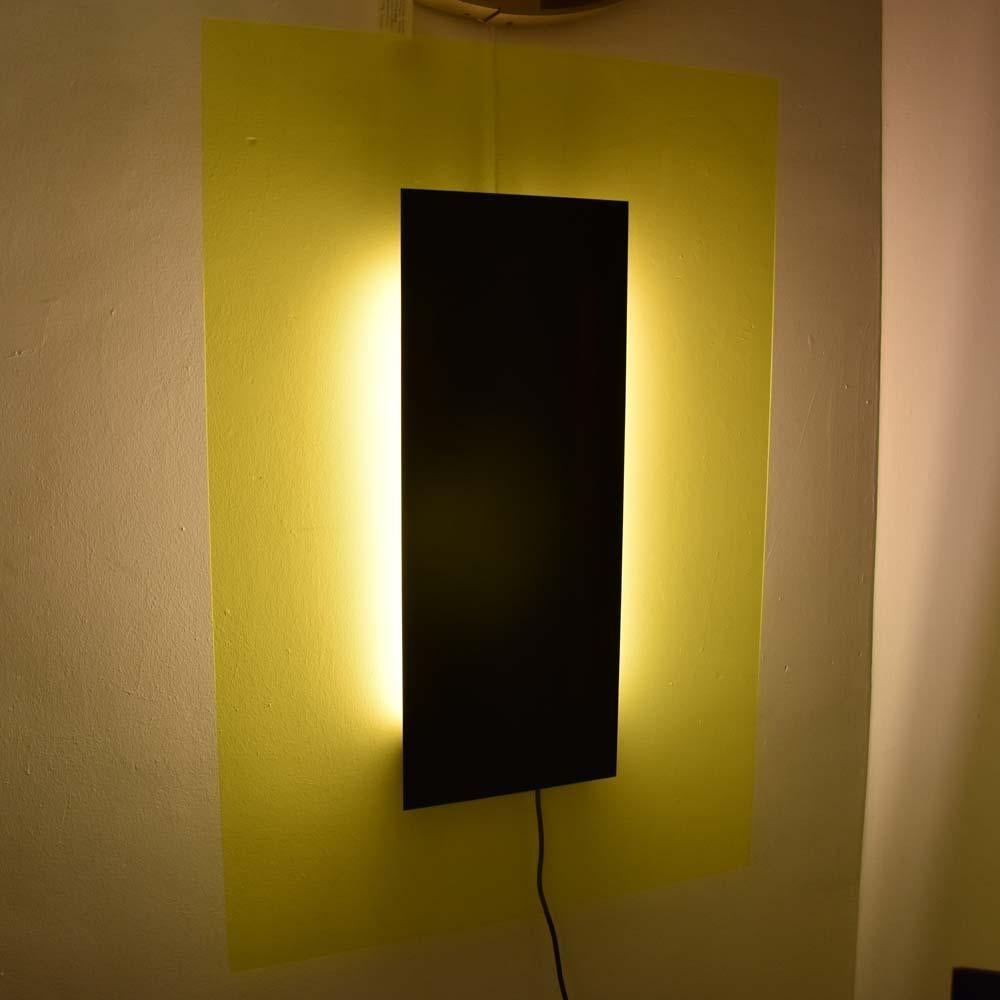 Panneau lumineux Pop Art en perspex jaune et noir de Johanna Grawunder, design italien en vente 2