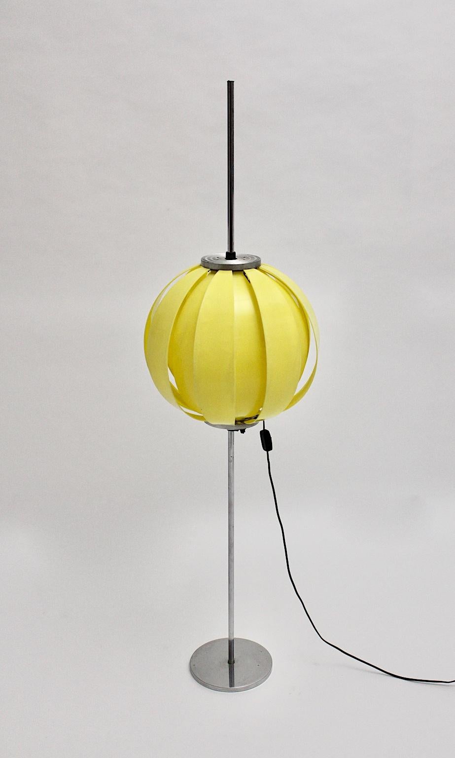 Gelbe Vintage-Stehlampe aus Kunststoffkugeln, Pop-Art, 1960er Jahre (Space Age) im Angebot