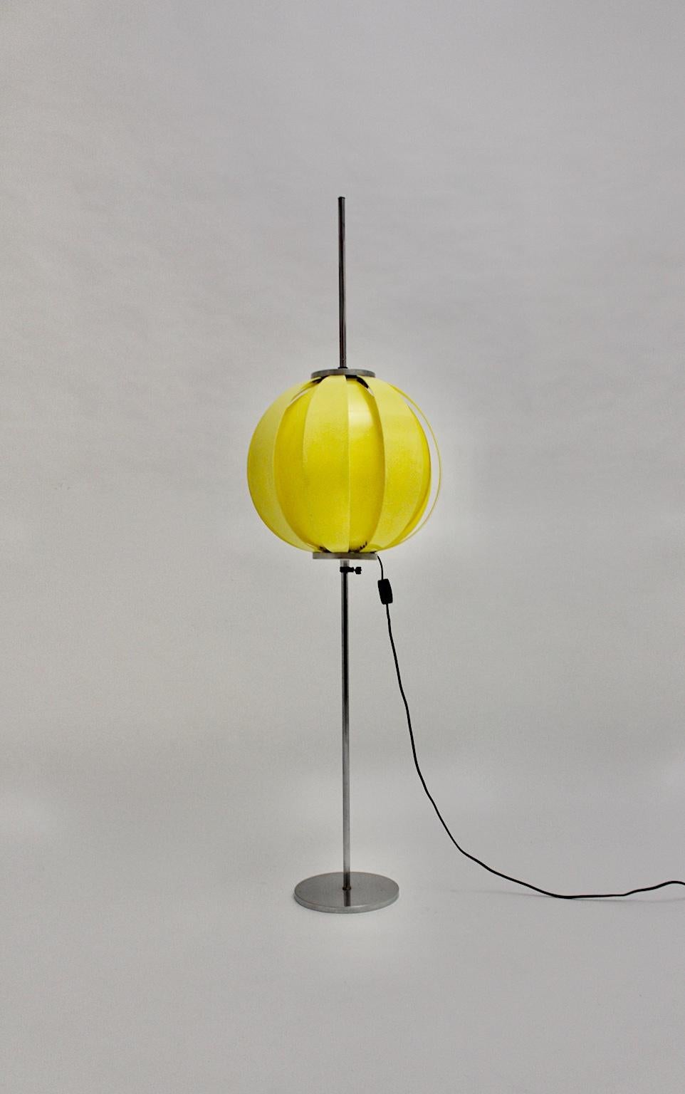 Gelbe Vintage-Stehlampe aus Kunststoffkugeln, Pop-Art, 1960er Jahre im Zustand „Gut“ im Angebot in Vienna, AT