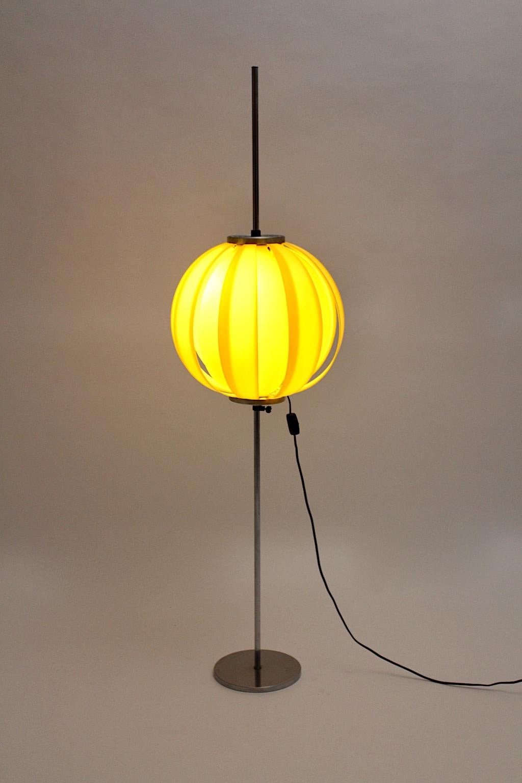Gelbe Vintage-Stehlampe aus Kunststoffkugeln, Pop-Art, 1960er Jahre (Chrom) im Angebot