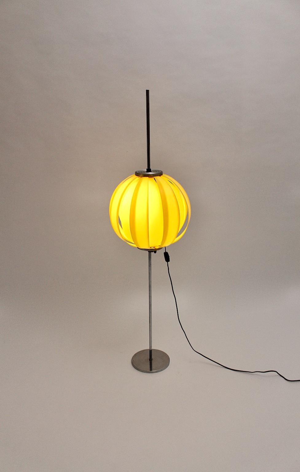 Pop Art Yellow Vintage Plastic Ball Floor Lamp, 1960s In Good Condition For Sale In Vienna, AT