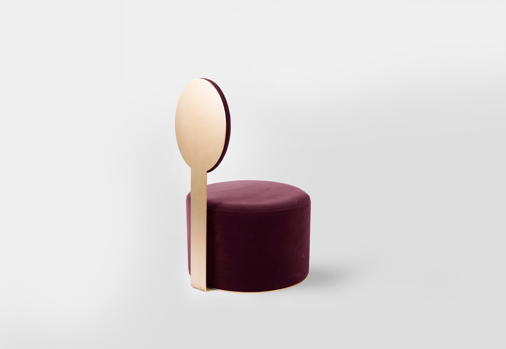La silla Pop es una tumbona imaginada en su forma más simple. Aislar el asiento y el respaldo y unirlos con una sola pieza metálica. Su perfil limpio llama la atención por su sencillez, además de permitir que se integre a la perfección en interiores