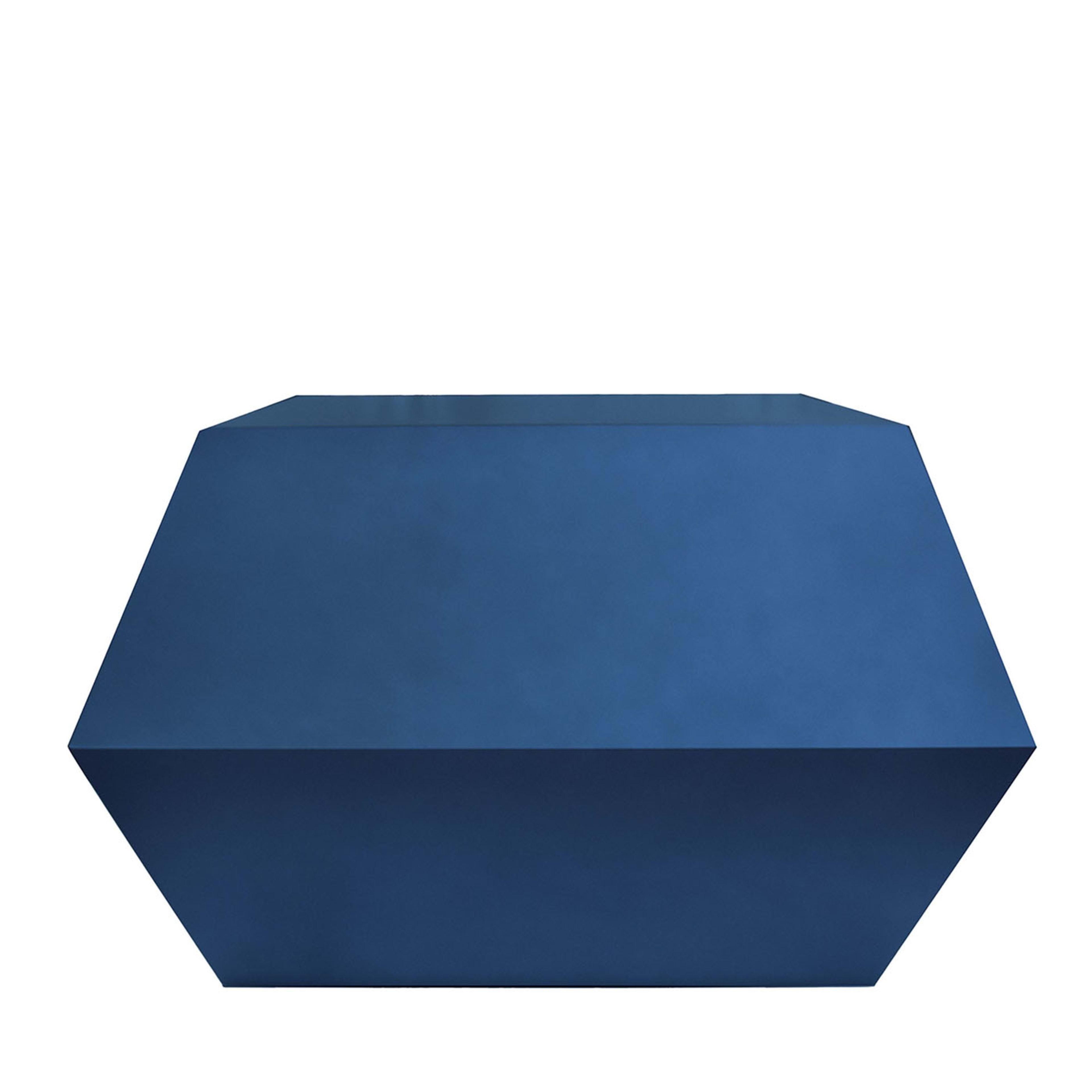 Ode aux formes géométriques pures, cette table basse de Carlo Rampazzi s'inspire d'un diamant pour sa structure en bois facetté laqué en bleu. Idéalement associée à la table basse Pop & Op Hourglass - disponible dans le catalogue Artemest - pour un