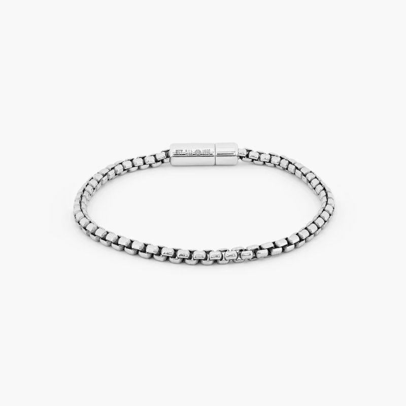 Pop Sleek Bracelet in Sterling Silver, Size L

A sleek silver box chain fits into our signature pop clasp, especially engineered in our Italian workshop. To open, simply pull both ends of the clasp away from one another. A rhodium plating finish,