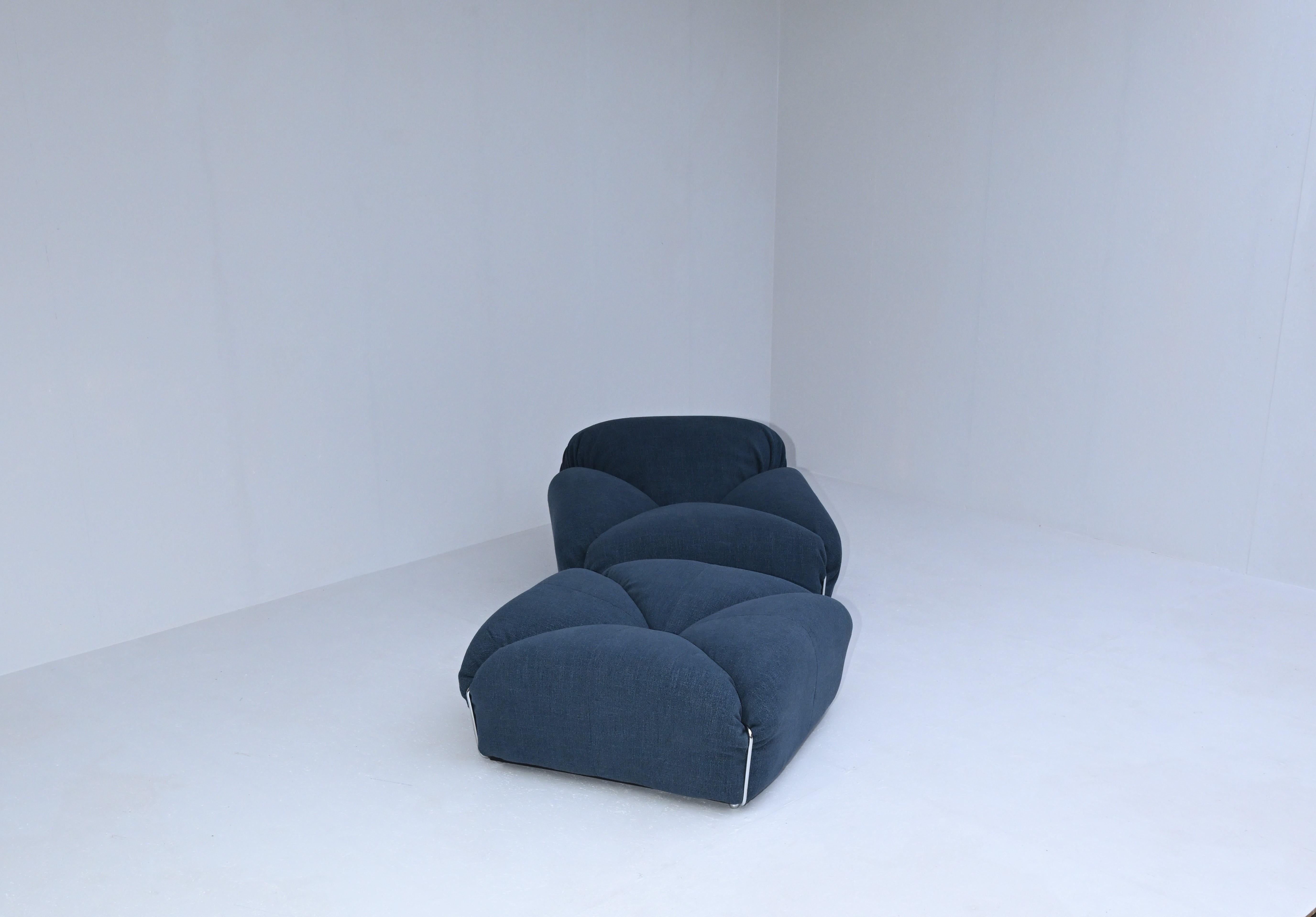 POP sofa by Antonio Citterio & Paola Nava for Vibieffe

Very comfy and rare sofa, completely reupholstered and in mint condition
2 white one seaters, 2 green one seaters and a blue one seater with hocker available

Dimensions: D97, W97, H60, SH 40