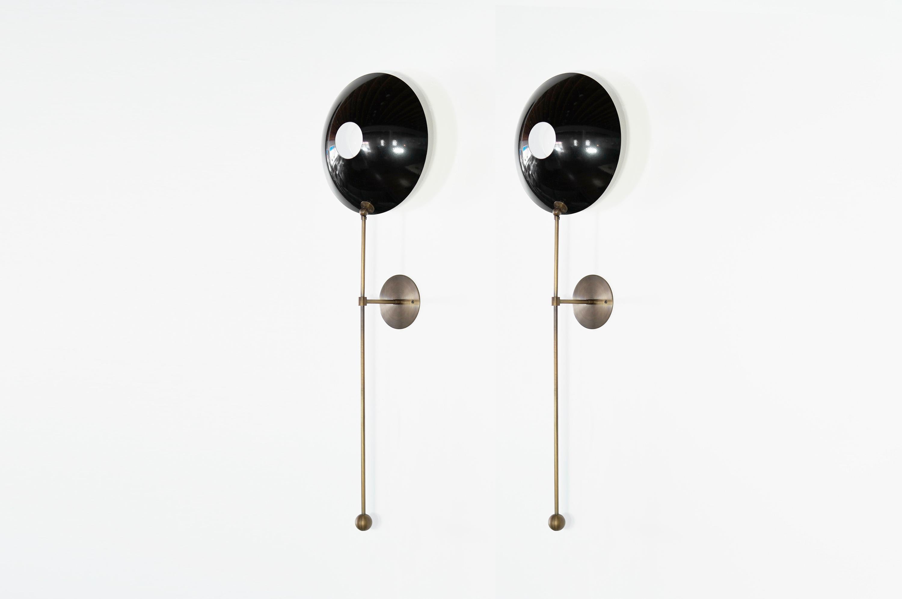 El espectacular Aplique de Pared POP en Bronce y Esmalte Negro. Este diseño está influenciado por el Modernismo de Mediados de Siglo francés e italiano y es un perfecto POP de color y diseño atrevido, escalado para funcionar bien flanqueando una