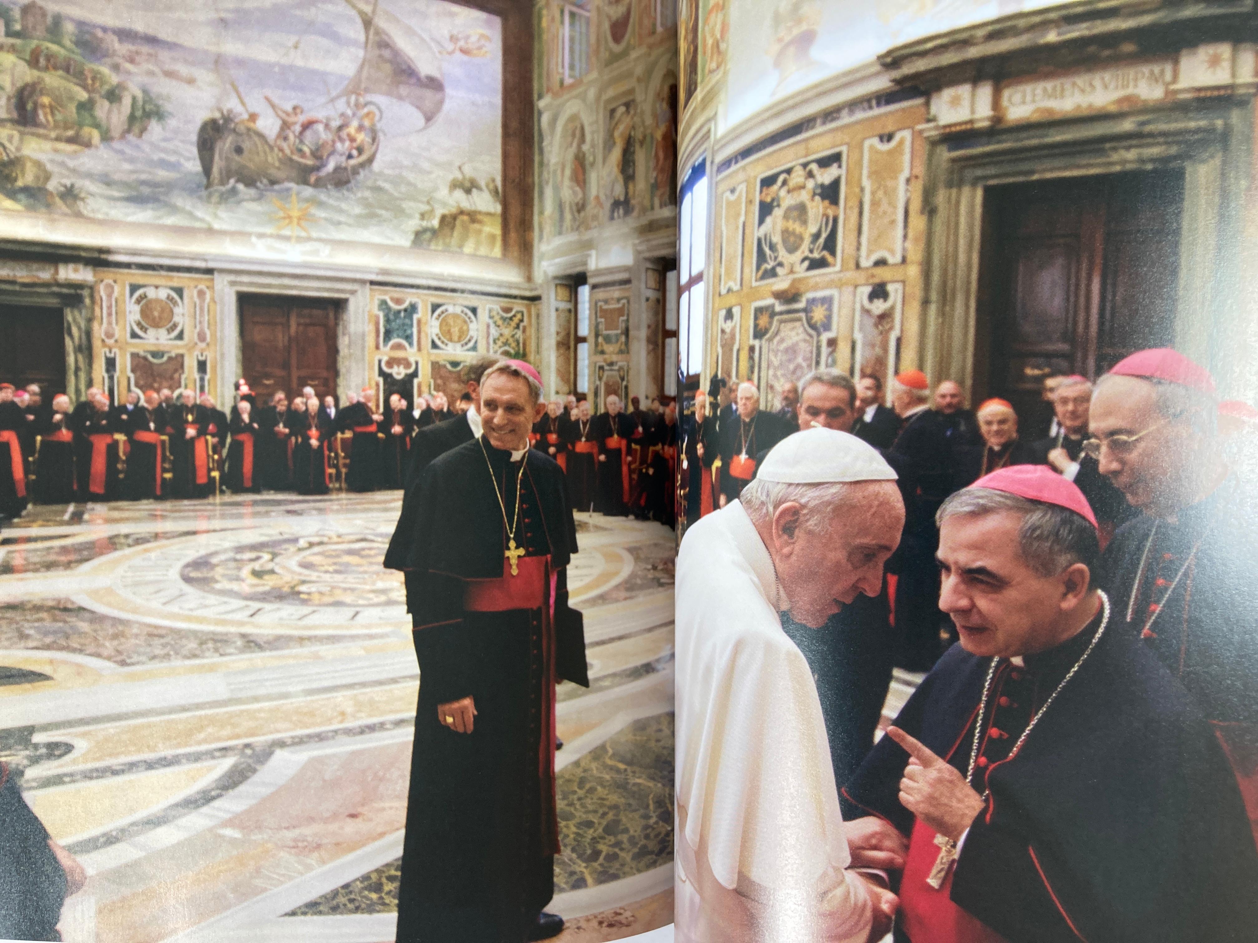 Le Pope Francis et le Nouveau Draper du Vatican, Livre à couverture rigide, Robert en vente 5