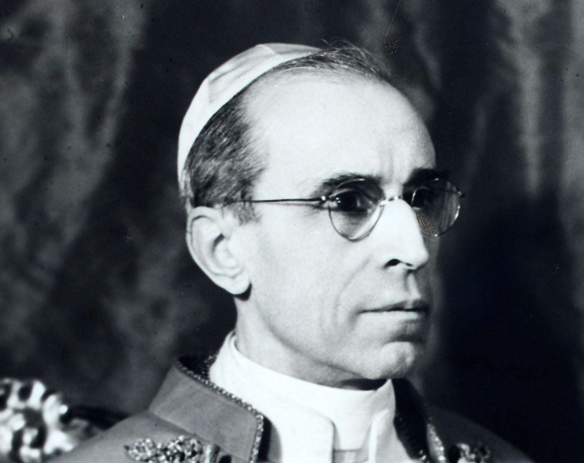 Foto opaca di Papa Pio XII firmata e con sigillo papale in rilievo. Ritratto del Papa italiano Pio XII (nato Eugenio Maria Giuseppe Giovanni Pacelli, 1876-1958). Pio XII fu Papa dal 1939 fino alla sua morte, avvenuta nell'ottobre del 1958. Il suo