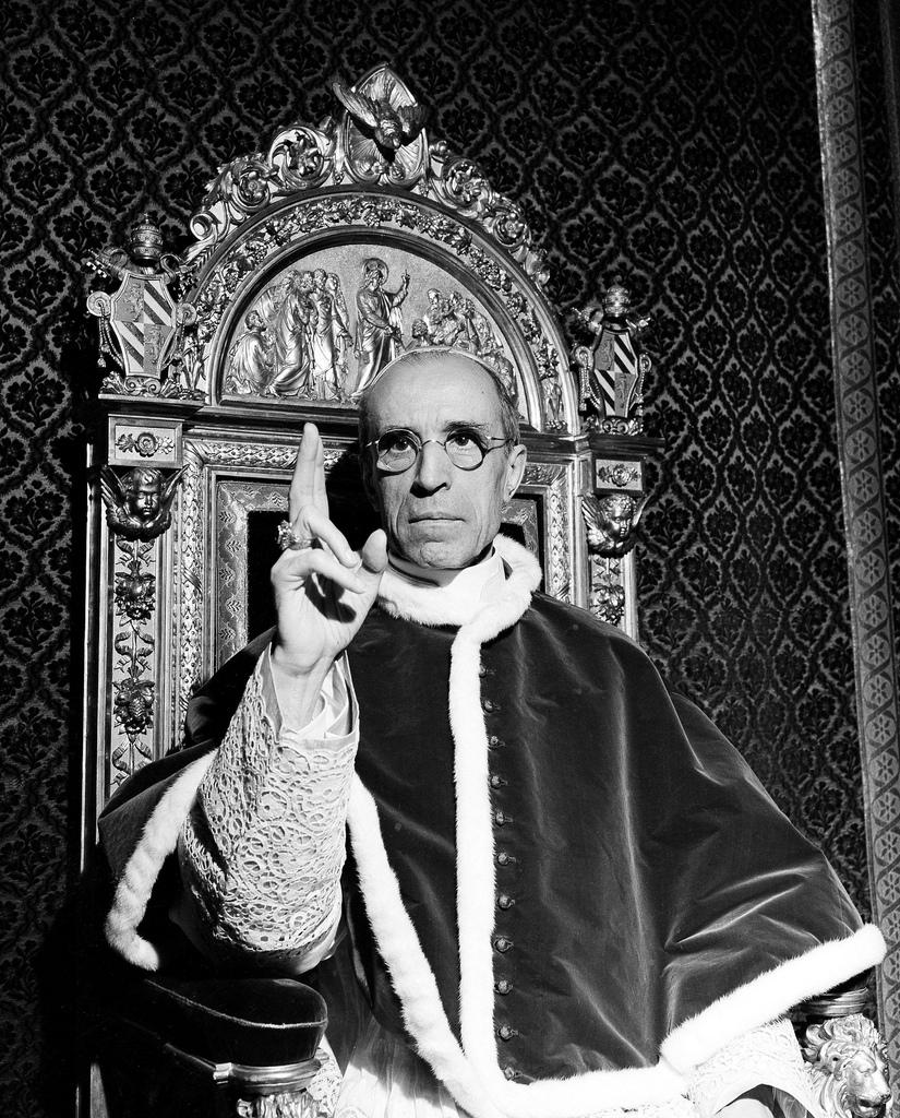 Chapeau de crâne du Pope Pius XII en tissu porté et détenu personnellement, crème, années 1940-1950 Bon état à Jersey, GB