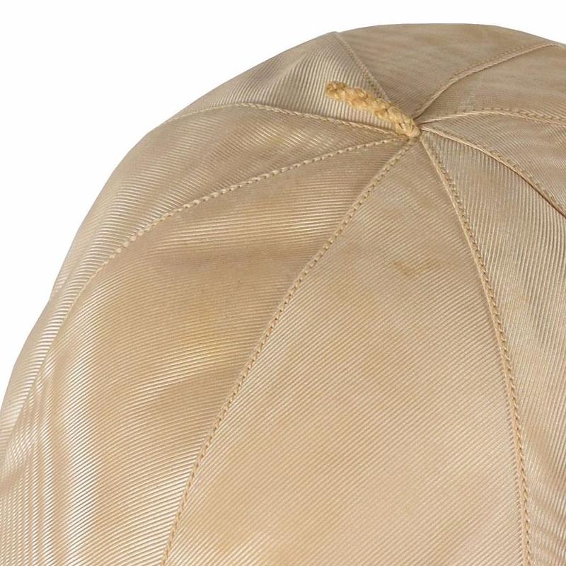 20ième siècle Chapeau de crâne du Pope Pius XII en tissu porté et détenu personnellement, crème, années 1940-1950
