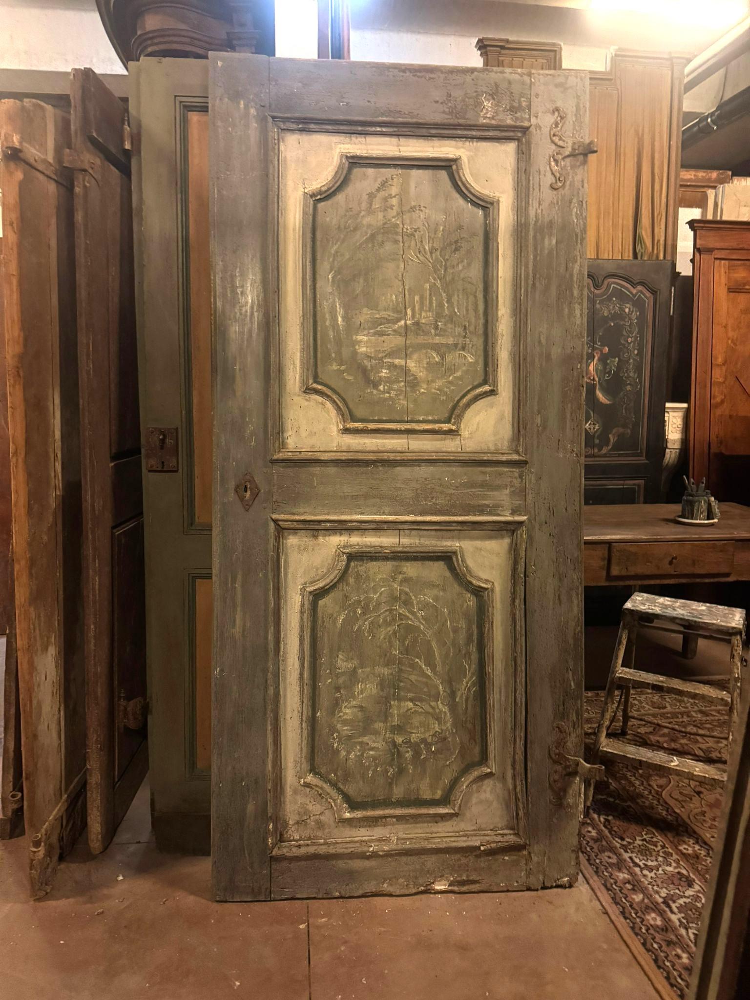 Puerta interior antigua, de madera de álamo lacada y pintada a mano, pintada con ricos paisajes antiguos en gris polvoriento tendente al azul, color patinado por los siglos, Una puerta, paneles pintados con paisajes.
Lomo liso pero lacado en un