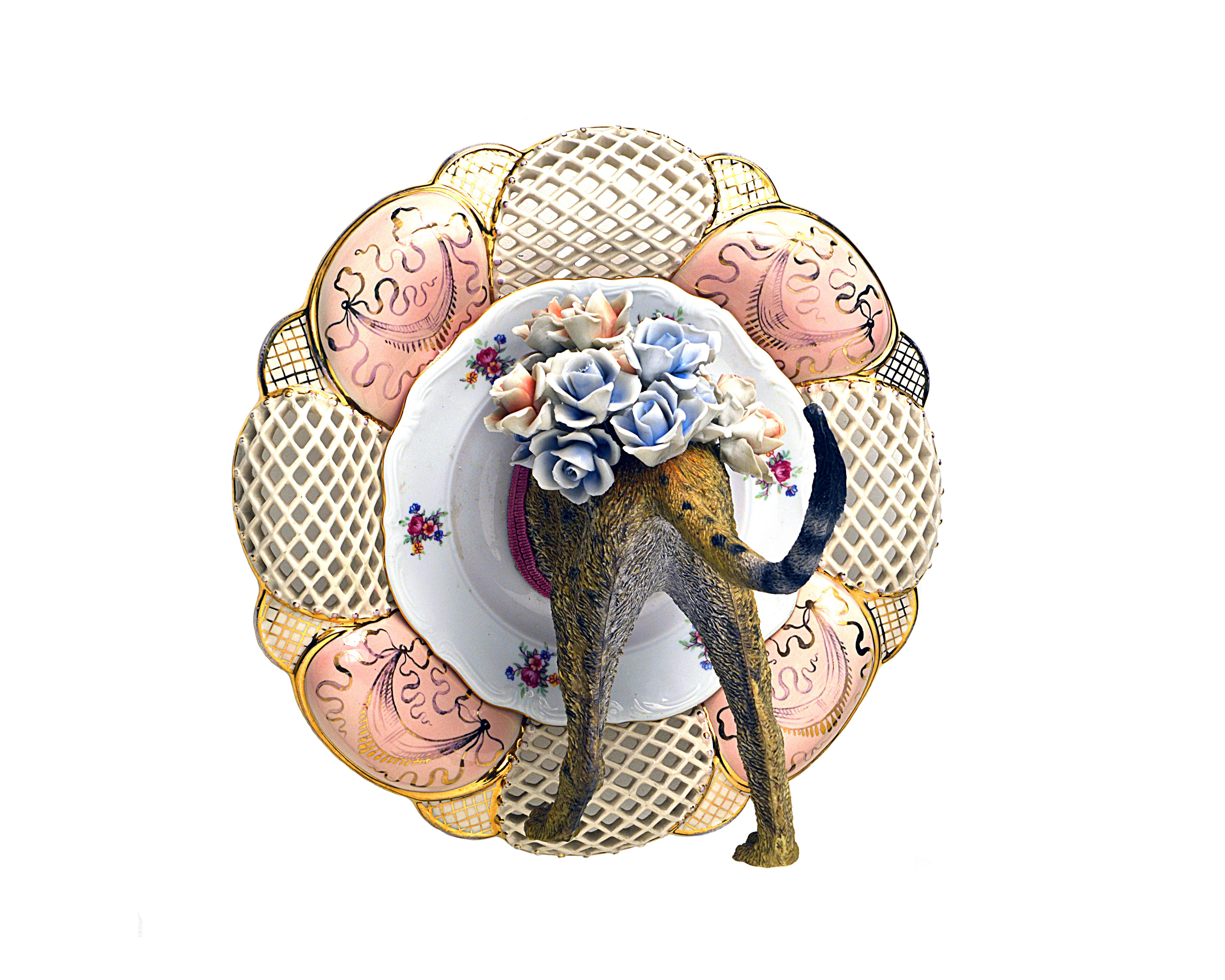 Composition réalisée avec :
Centre de table ajouré avec décorations dorées.
Fabrication : Anonyme.
Assiette à dessert en porcelaine.
Fabrication : Winterling Bavaria.
Animal en plastique, roses en porcelaine de Capodimonte.
Système de suspension par