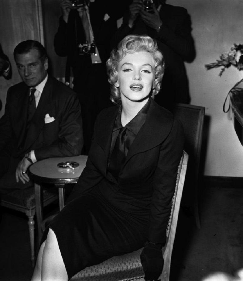"Marilyn Monroe at the Savoy Hotel" by Popperfoto

London, England, 1956, American actress Marilyn Monroe is pictured at a press reception at the Savoy Hotel, with British actor Laurence Olivier.

Unframed
Paper Size: 40"x 30'' (inches)
Printed 2022