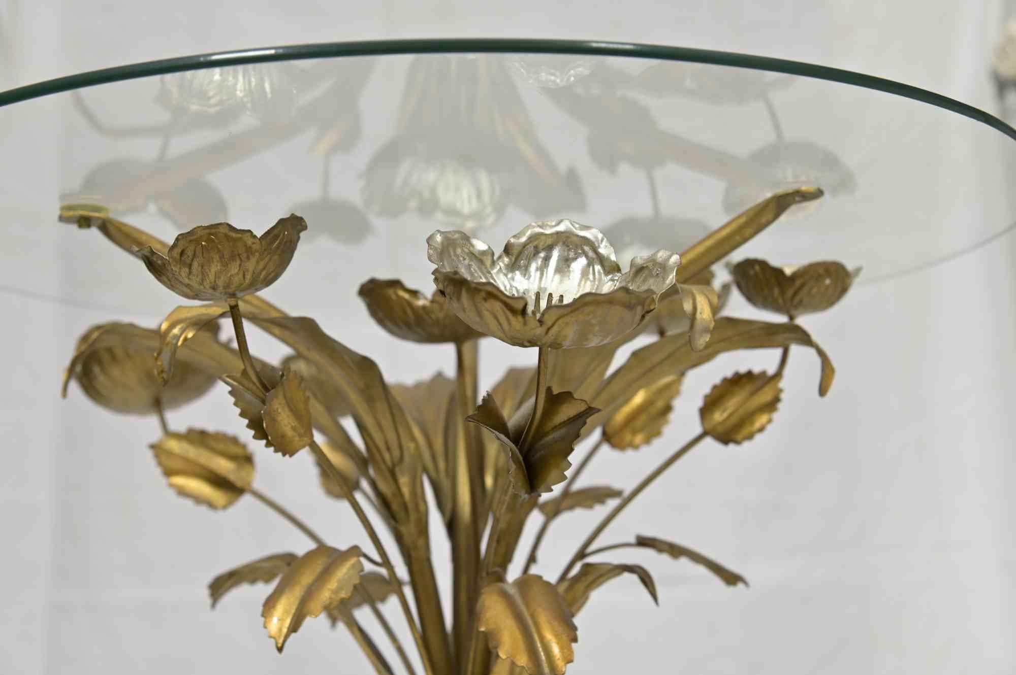 Poppies coffee table is a and made furniture realized in the style of Hans Kogl.

Hand Crafted Brass and glass, 1980s. 

table base : height 52 cm ; maximum depth 53; kg 2,1 

glass diameter : 60 cm ; kg 3.8 

Very good condition!