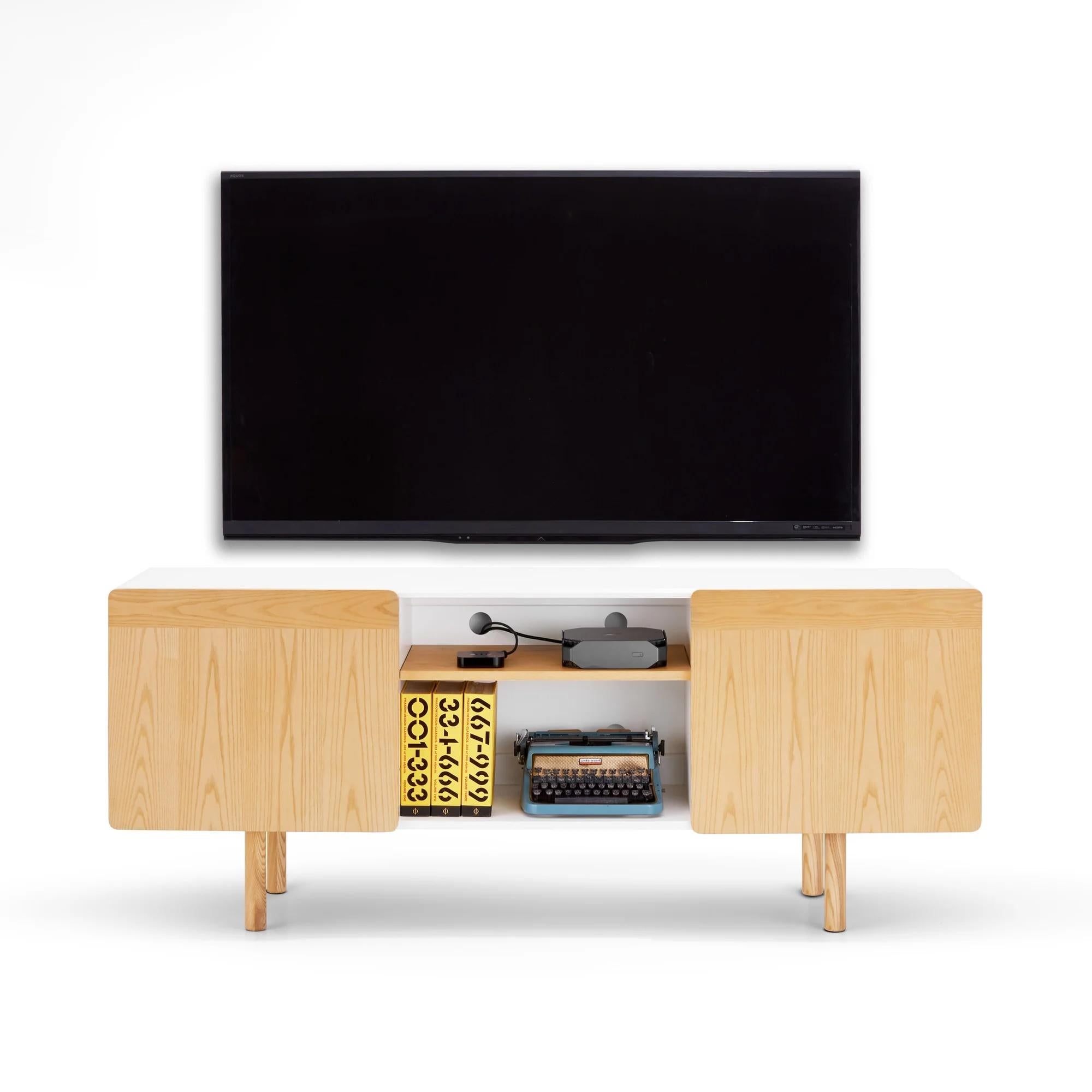 - La Credenza Cleo puede utilizarse en una sala de conferencias, como soporte multimedia, al final de una fila de mesas dobles de la Serie A o junto a una mesa individual.
- Puertas chapadas en fresno y patas de fresno macizo
- Un compartimento