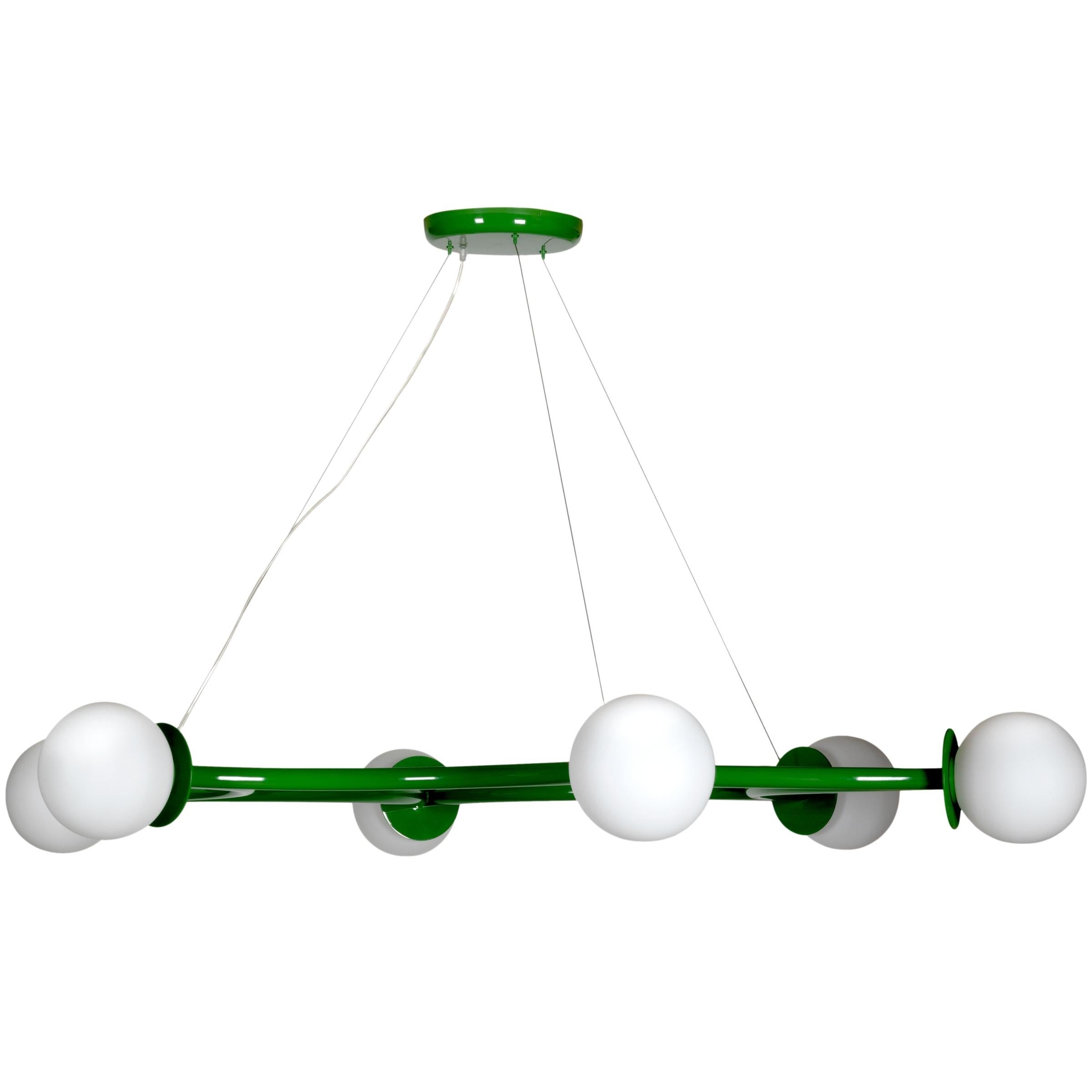 La lampada da soffitto Poppins è una suggestiva costellazione che descrive sei sfere luminose concentriche.
I diffusori in vetro opalino che svolazzano nello spazio attireranno lo sguardo verso l'alto. Guardando dal basso, questa struttura aerea a