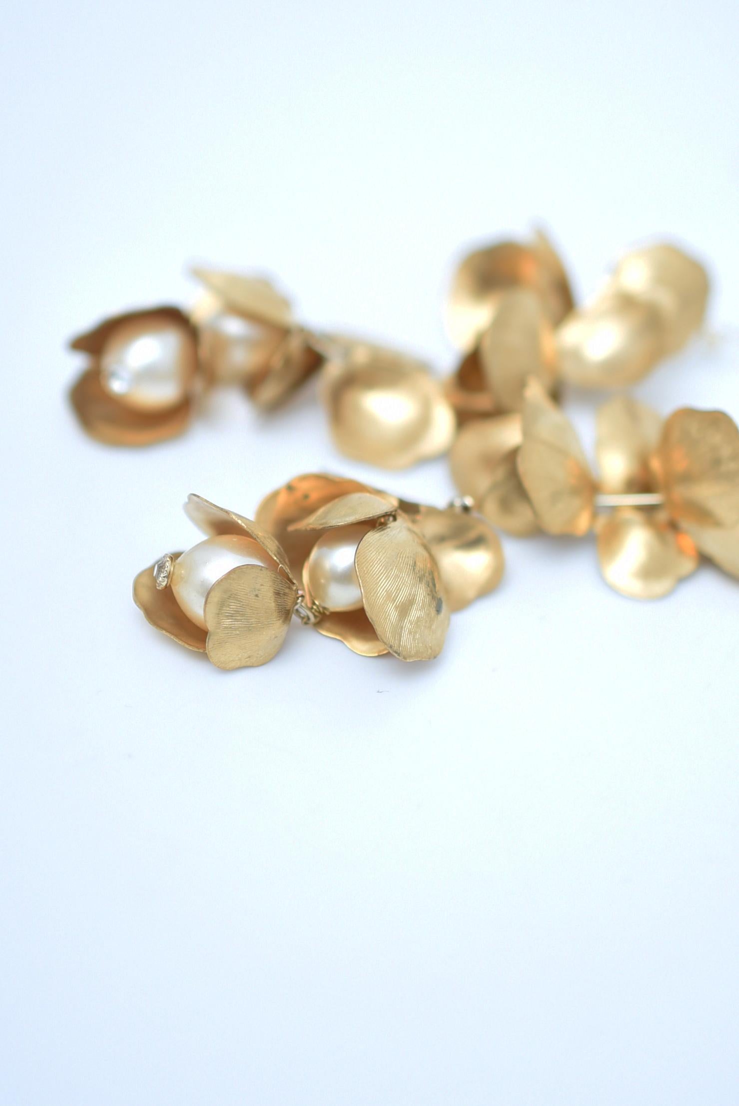 material:Brass, Vintage 1970s Japanese glass pearls,stainless
size:length 6cm


These earrings have a very glamorous look.
The elegant gold and vintage pearls will brighten up your face.
A must-have item for wedding dresses and other glamorous