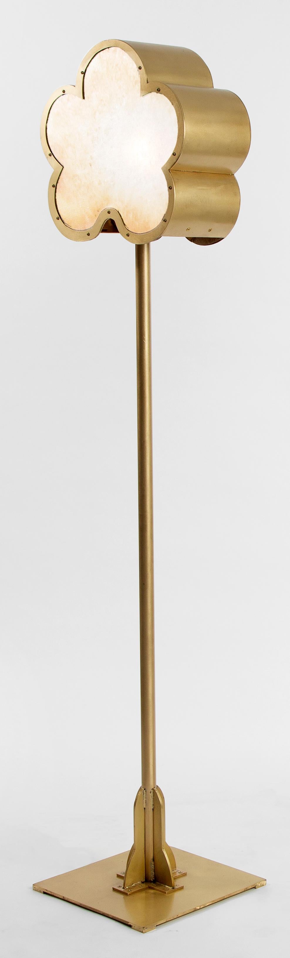 Inspiré de la série Flowers d'Andy Warhol, ce lampadaire sur pied est entièrement fabriqué en acier inoxydable.   Fabriqué à la main en bronze avec une base carrée et un diffuseur en mica.  Modèle en aluminium également disponible. Nécessite une