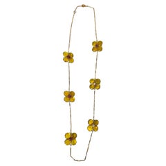 Long collier de fleurs de coquelicot par Gripoix Paris