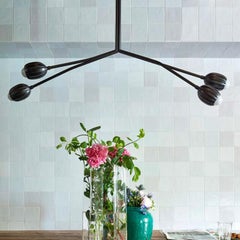 Lampadario floreale a quattro bracci Poppy H. Wide in ottone fuso annerito di Fred&Juul