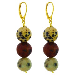 Boucles d'oreilles en or jaune avec jaspe coquelicot, jaspe dalmatien et jaspe sésame