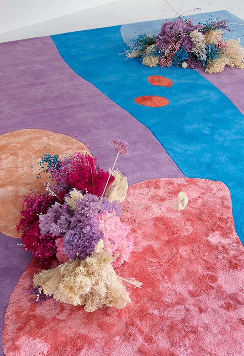 La Secret Garden Collection è una collaborazione di Layereds con il famoso fiorista danese Poppykalas. Questa capsule collection di tappeti è un'interpretazione unica e astratta dei fiori, che si traduce nell'esplorazione visiva di un giardino