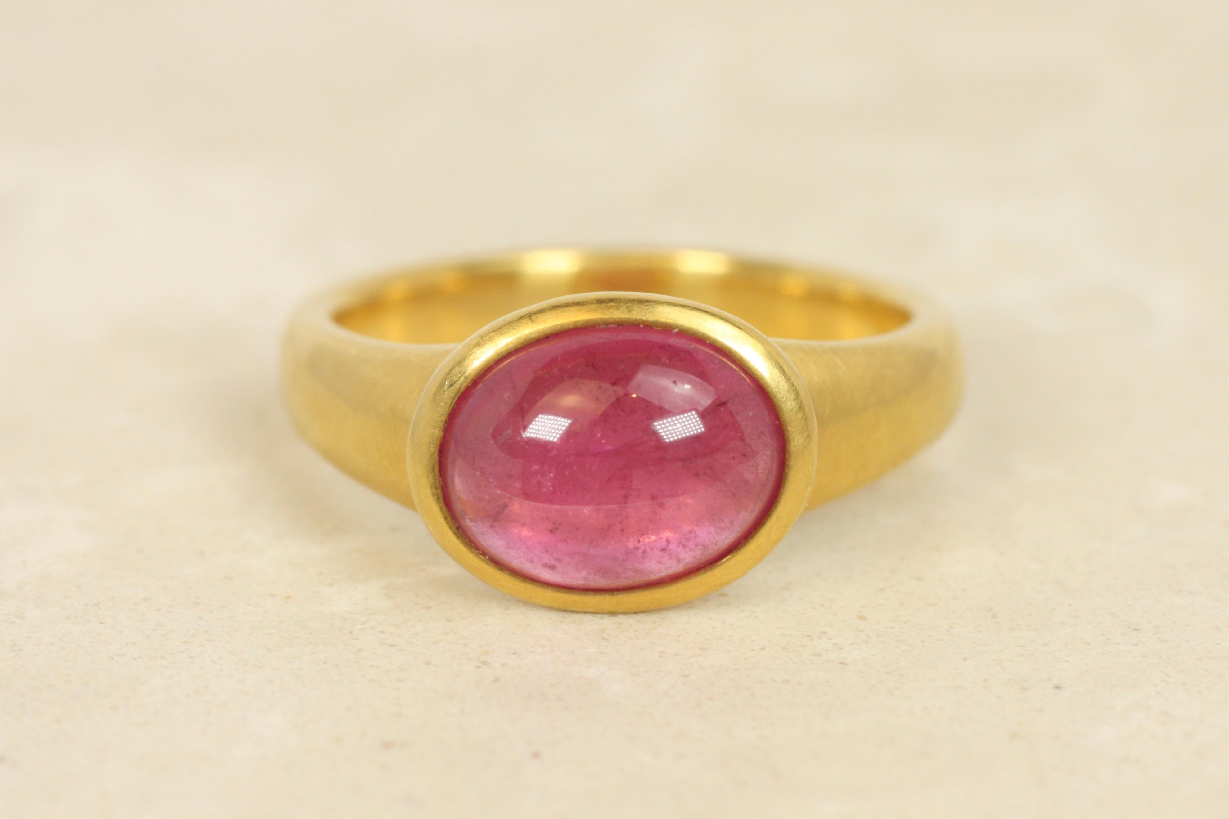 Ring mit rosa Turmalin-Cabochon-Lünette aus 22 Karat Gelbgold von Bracken Jewelers (Kunsthandwerker*in) im Angebot