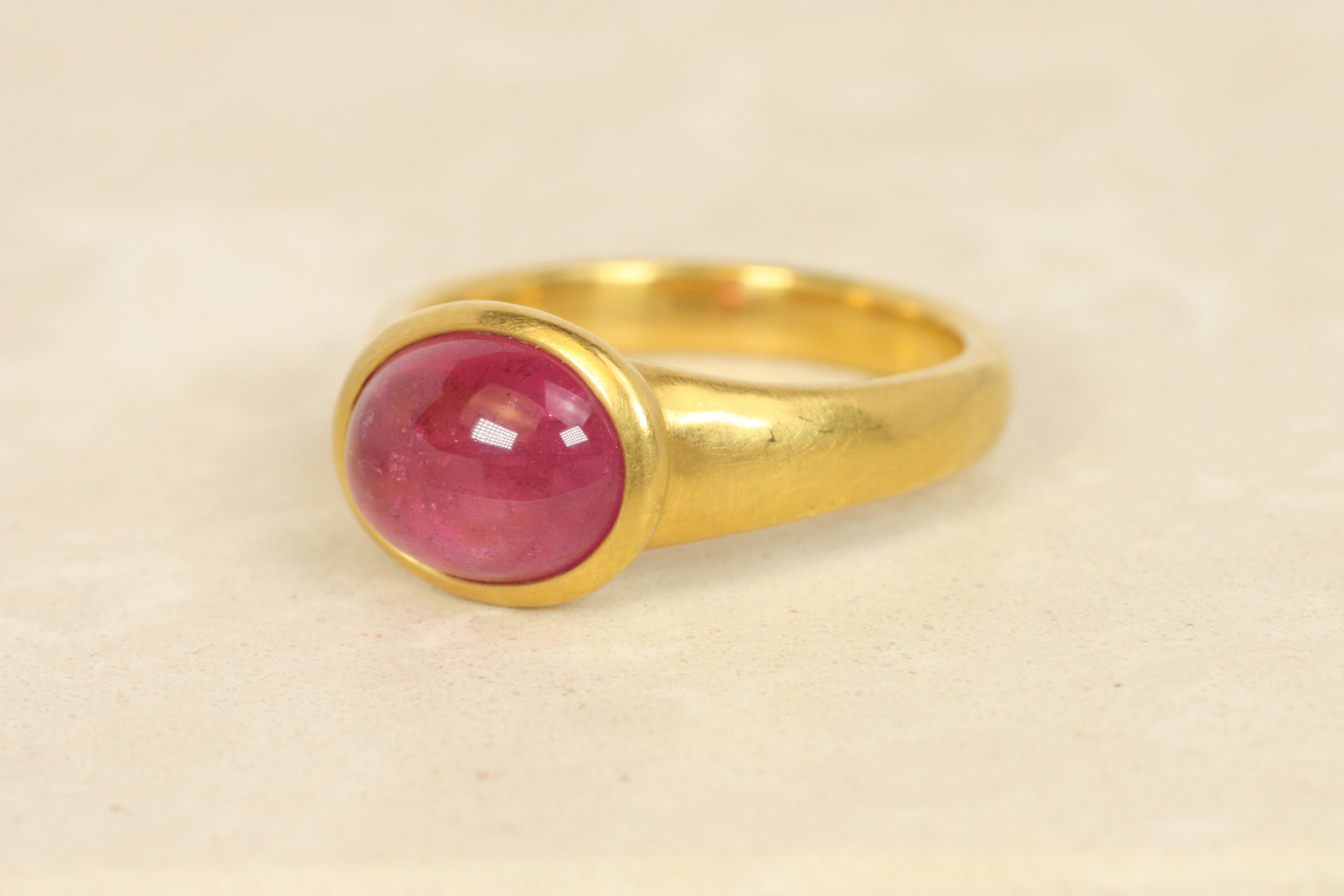 Ring mit rosa Turmalin-Cabochon-Lünette aus 22 Karat Gelbgold von Bracken Jewelers im Zustand „Neu“ im Angebot in Santa Monica, CA