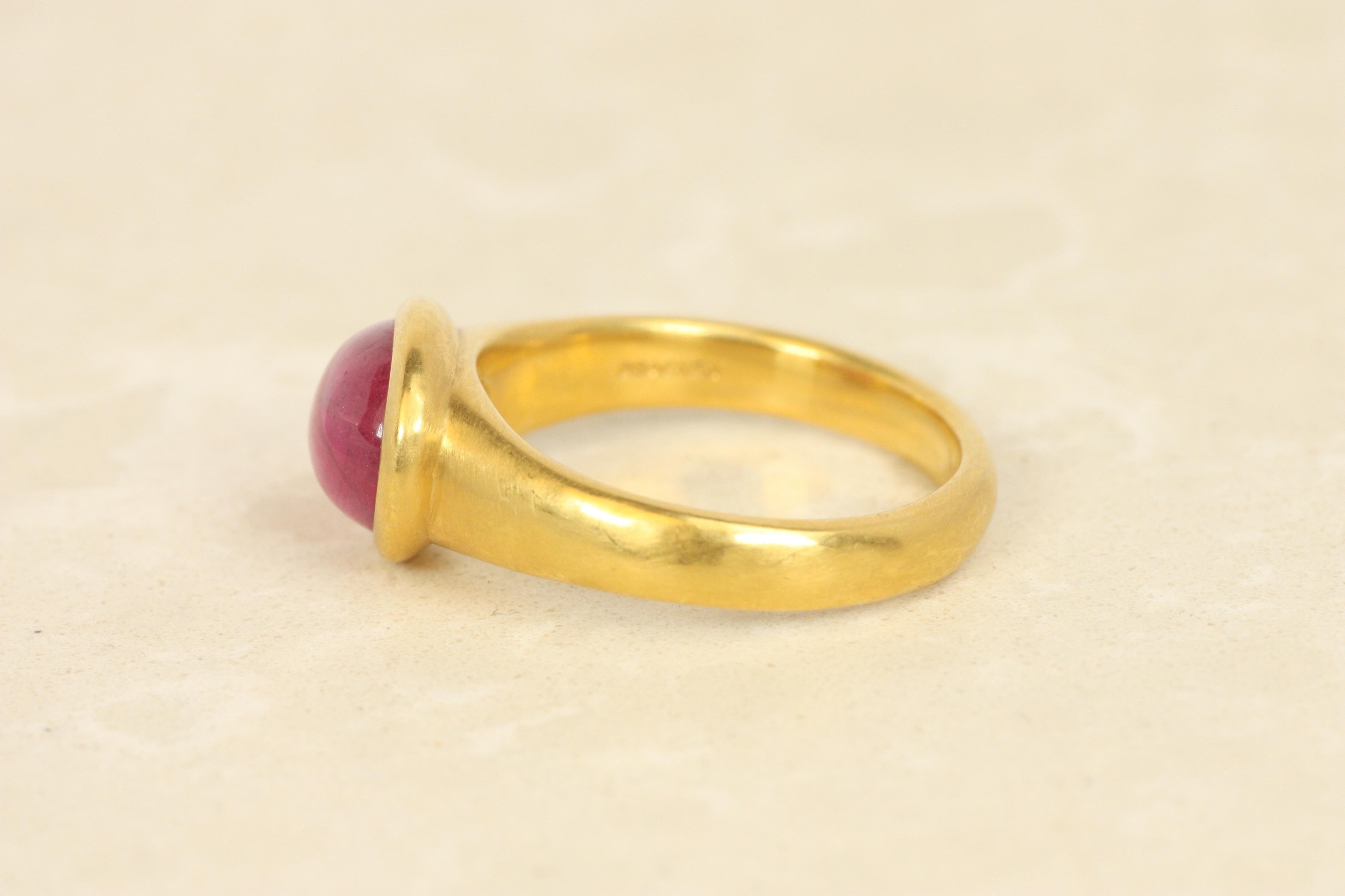Ring mit rosa Turmalin-Cabochon-Lünette aus 22 Karat Gelbgold von Bracken Jewelers für Damen oder Herren im Angebot
