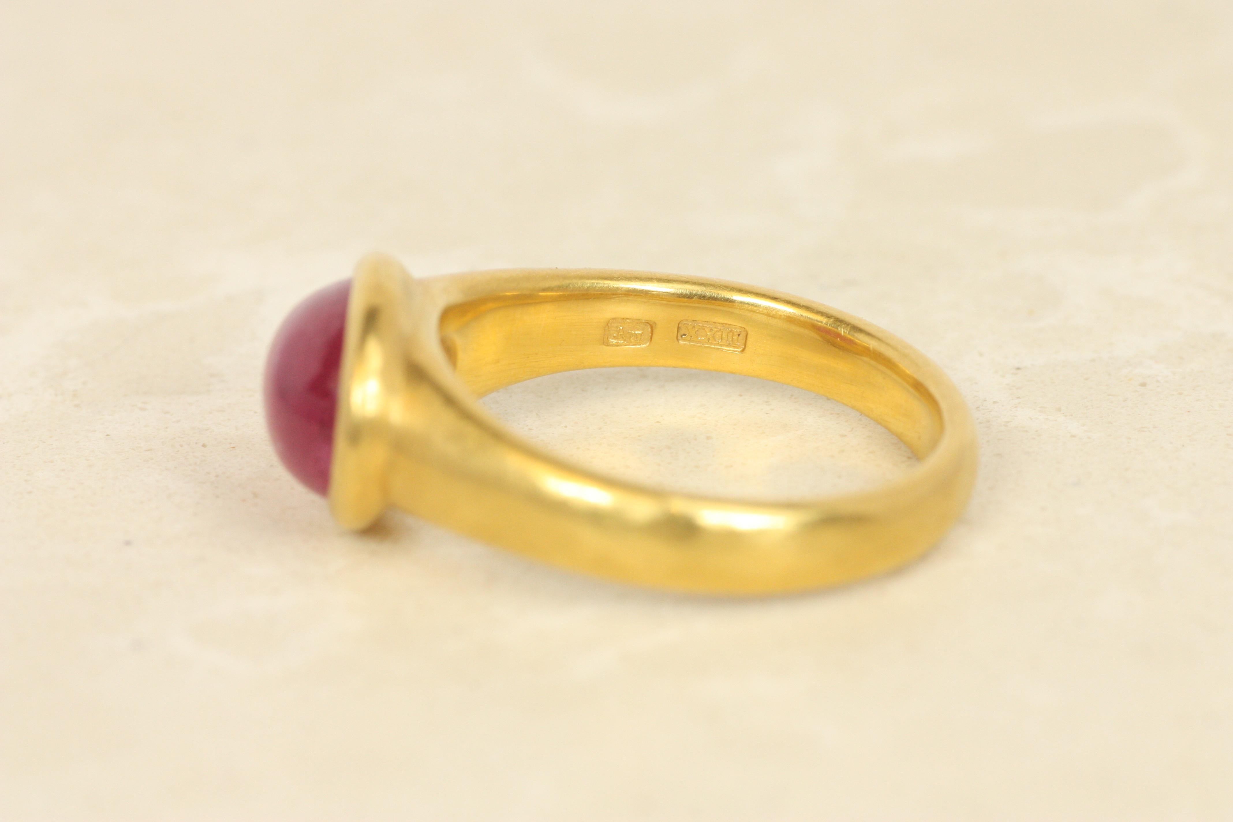 Ring mit rosa Turmalin-Cabochon-Lünette aus 22 Karat Gelbgold von Bracken Jewelers im Angebot 1