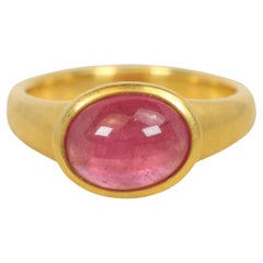 Ring mit rosa Turmalin-Cabochon-Lünette aus 22 Karat Gelbgold von Bracken Jewelers